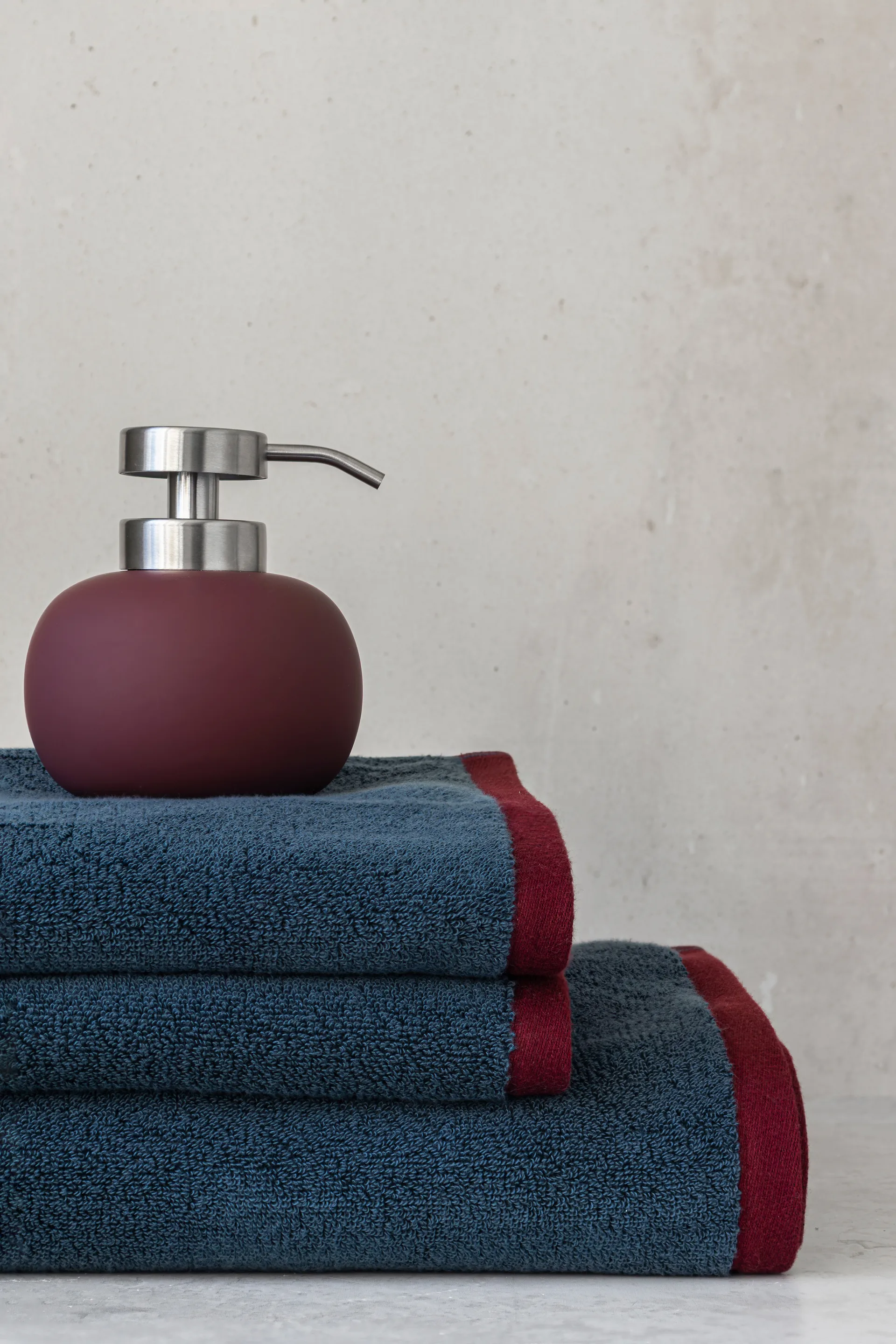 Lotus play tvålpump låg, inkl 2 pumphuvuden, Wine Mette Ditmer