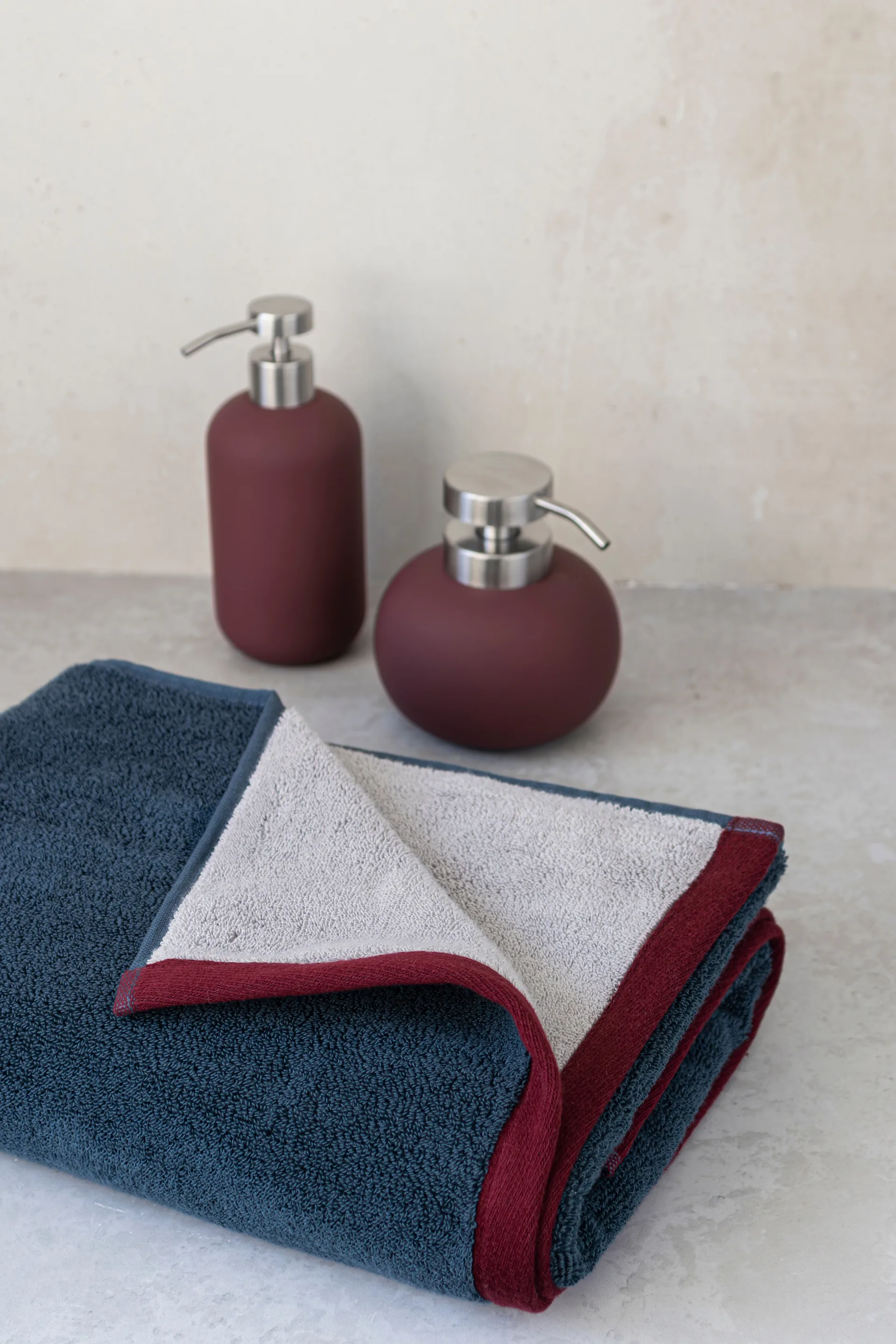 Soft badhandduk 70x133 cm, Midnight blue-light grey Mette Ditmer