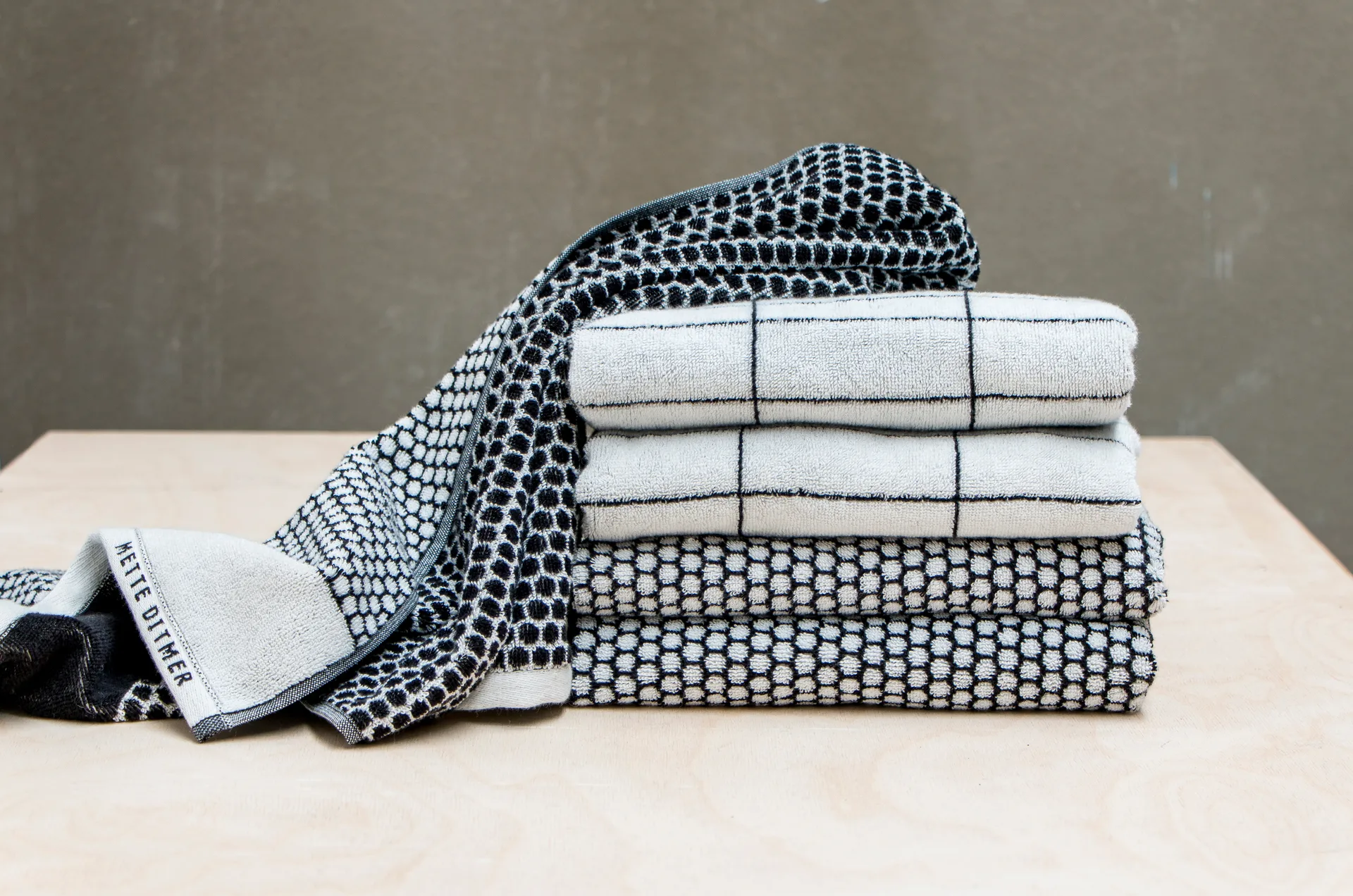 Tile Stone gästhandduk 38x60 cm 2-pack, Black-Off-white Mette Ditmer