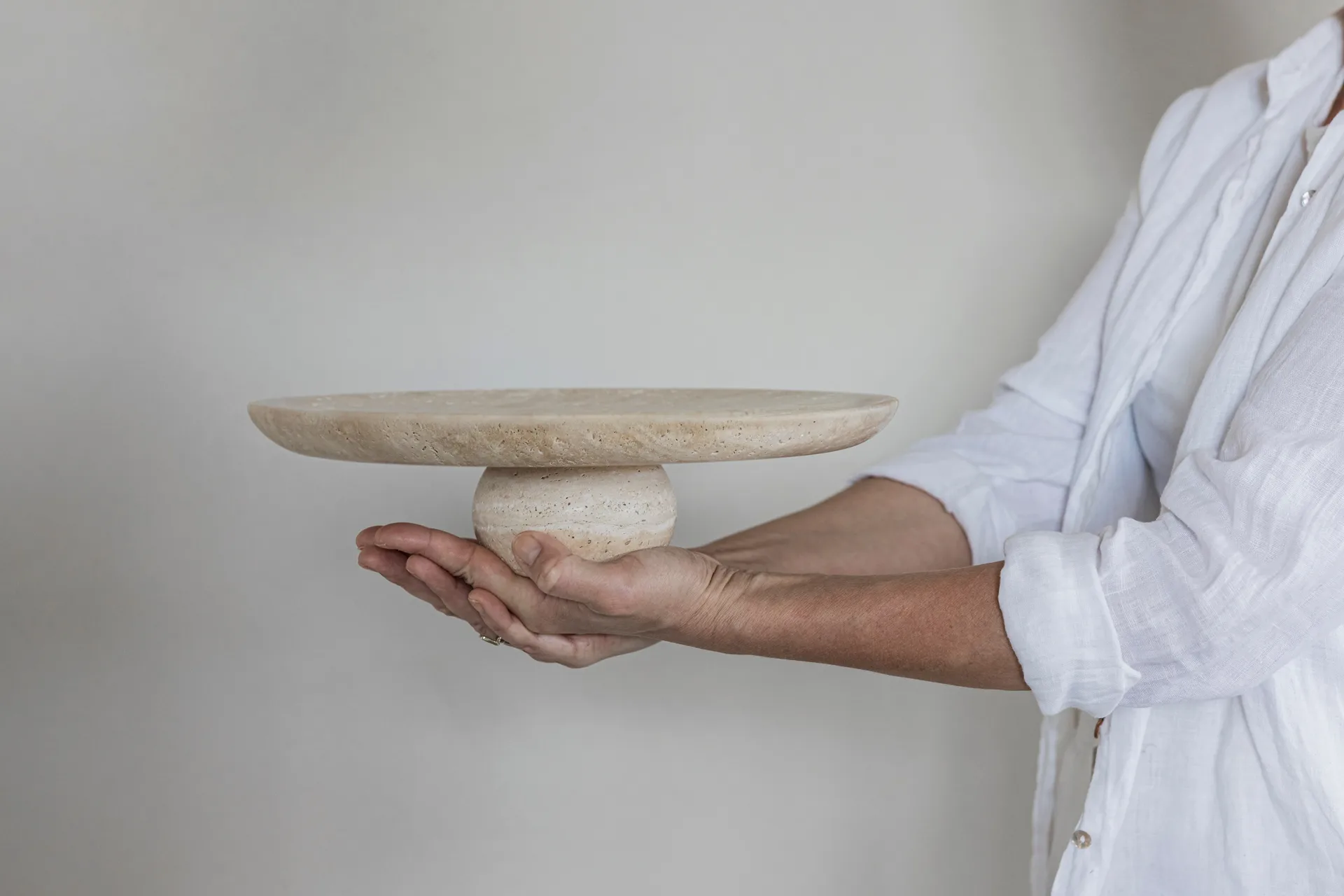 Travertin piedestal, Linen, Ø32x8,5 cm Mette Ditmer