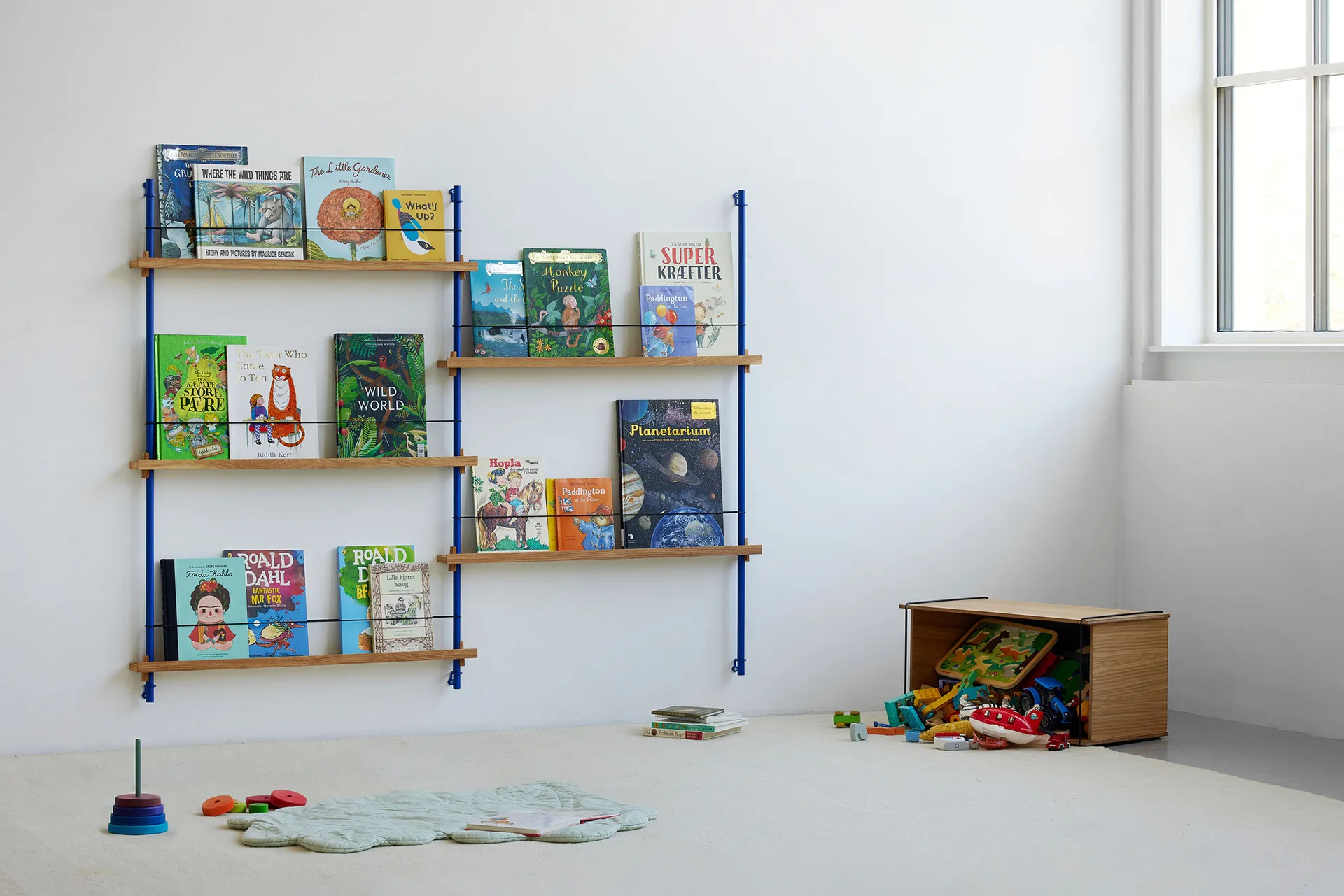 Magazine Shelving tidningsställ, Rökt ek-deep blue, 85x180x7 cm, MS.180.1 MOEBE