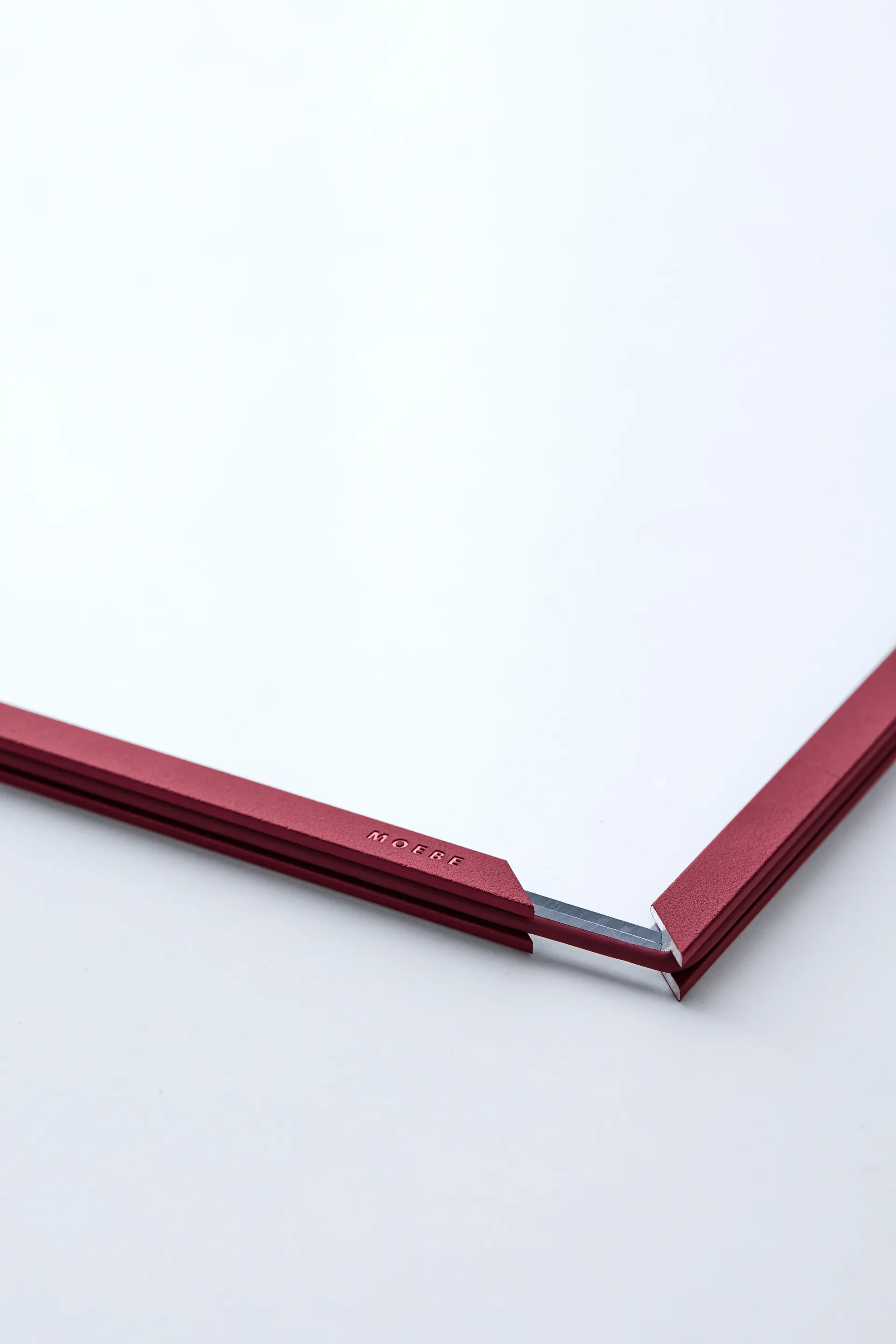 Moebe ram A5 16,5x22,7 cm, Transparent, Red MOEBE