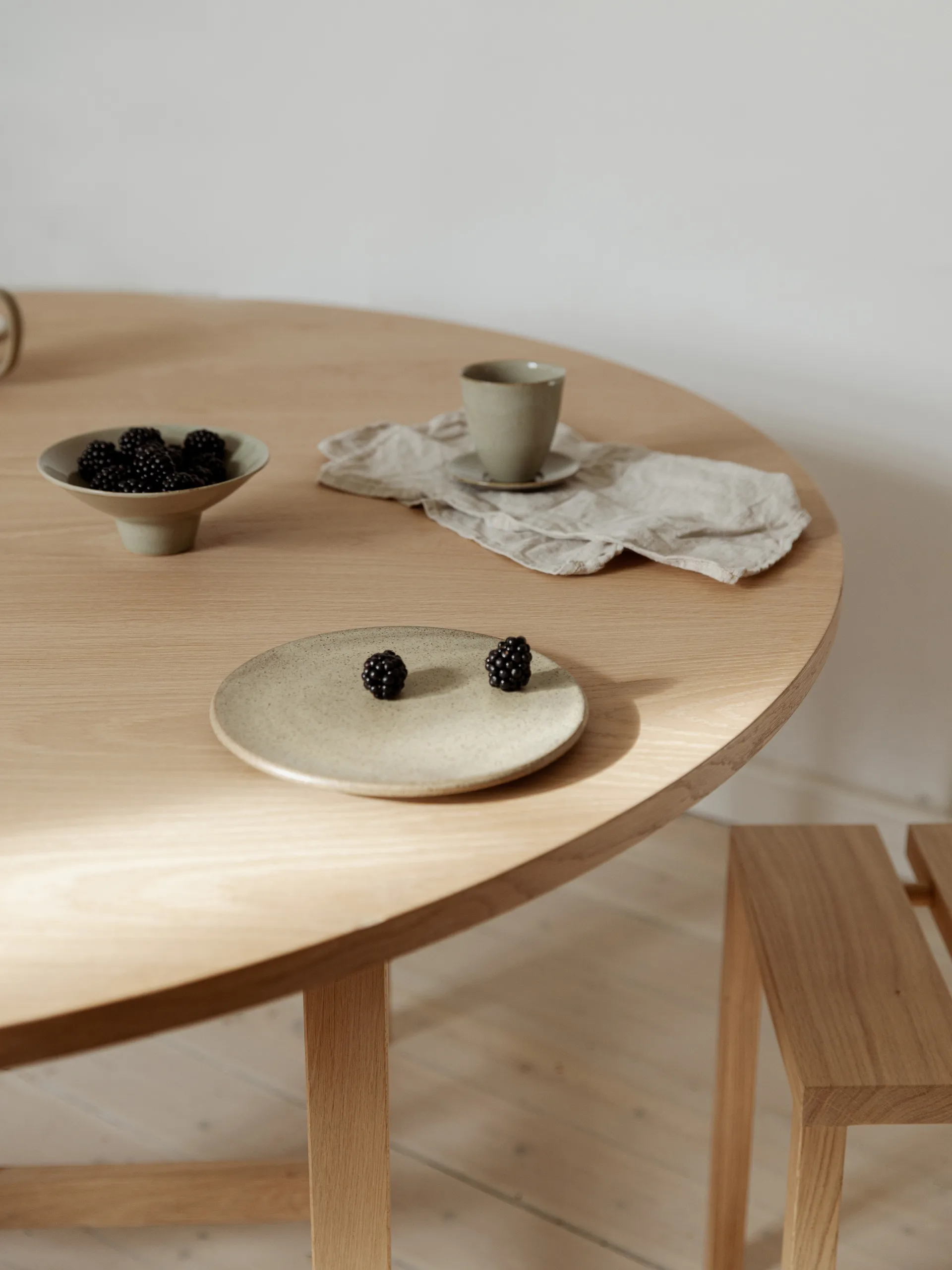 Moebe round dining table matbord Ø140 x73,2 cm, Ek MOEBE