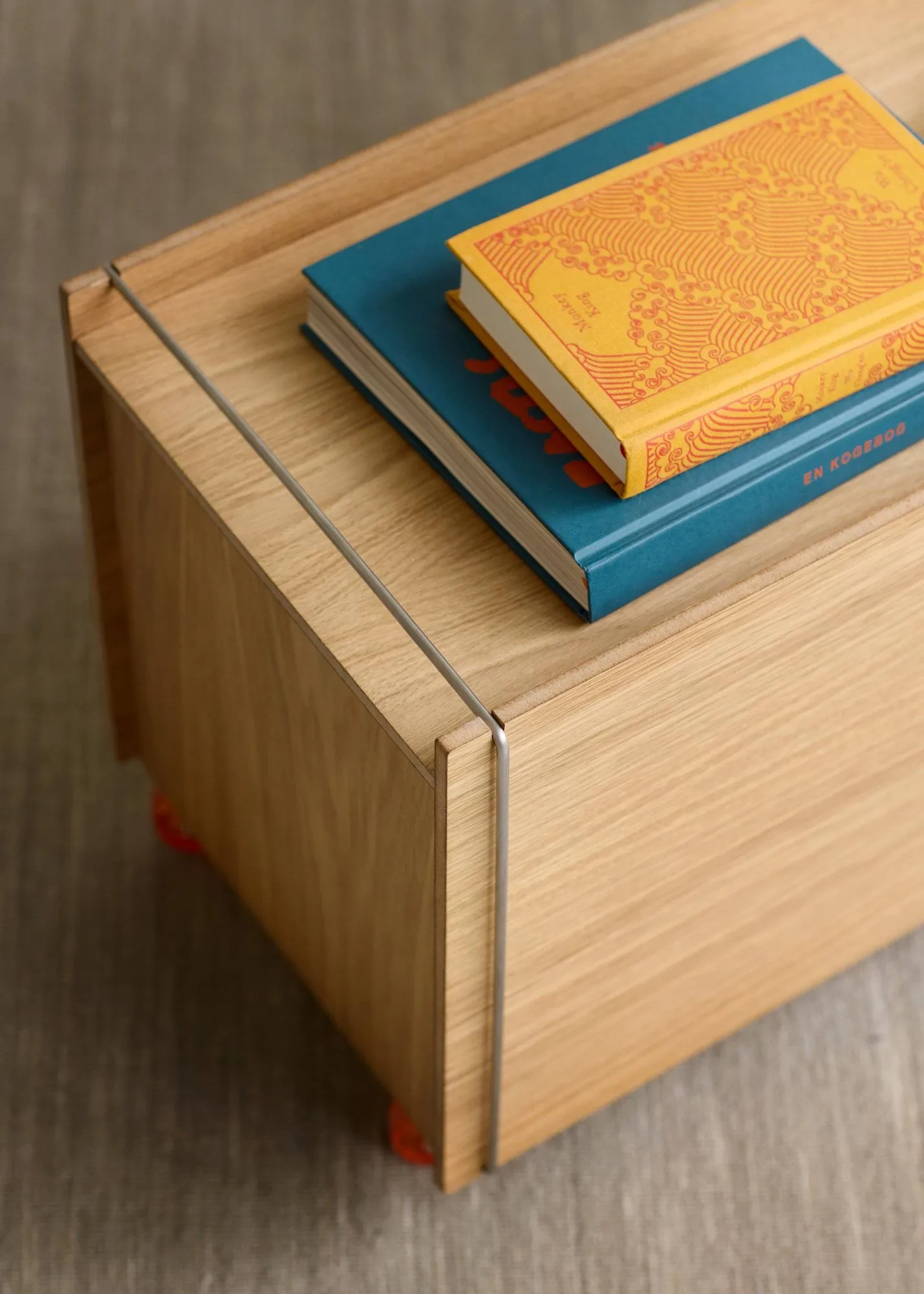Moebe storage box, Oljad ek-rostfritt stål, med hjul, 33x60x31 cm MOEBE