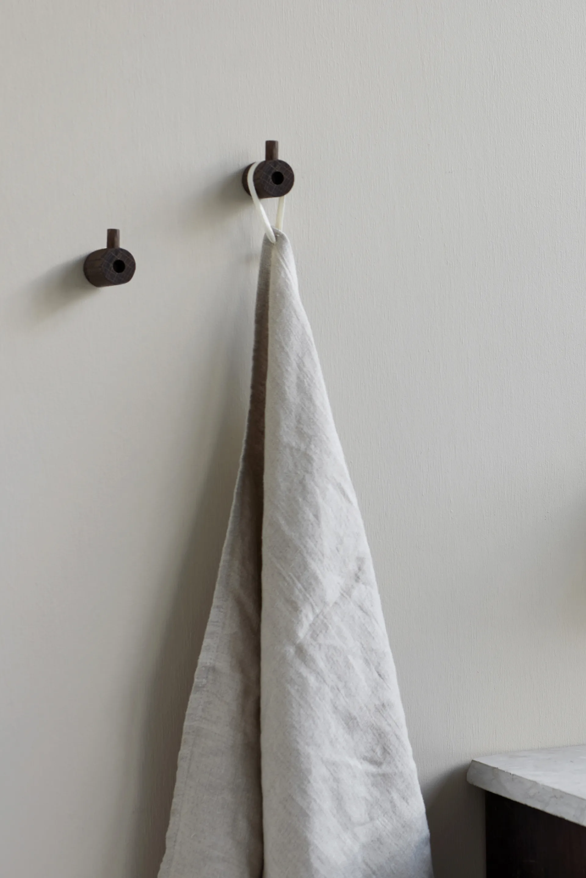 Moebe wooden wall hook krok, Rökt ek MOEBE