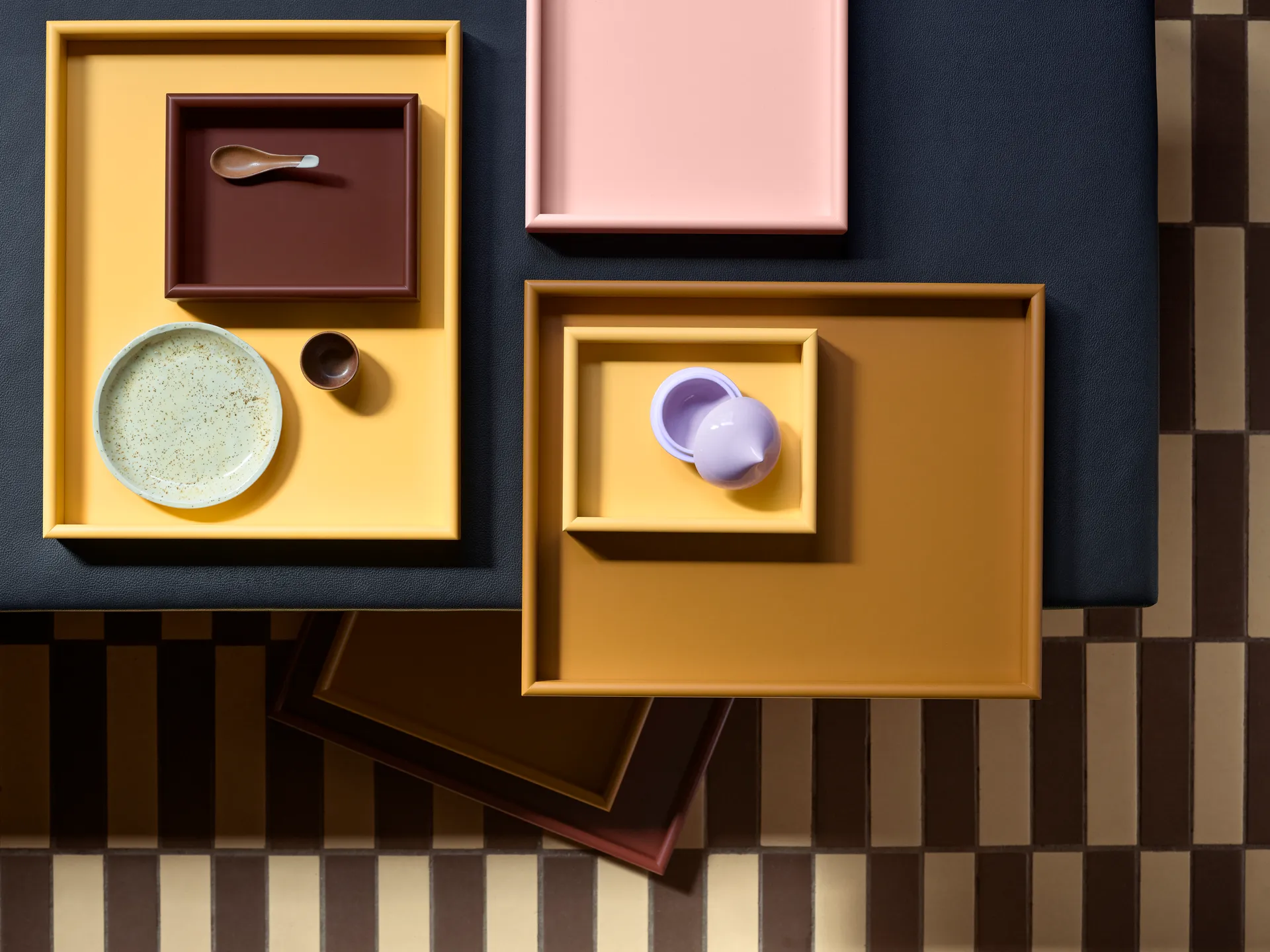 Arrange bricka large 35,3x44,1 cm, Amber Montana