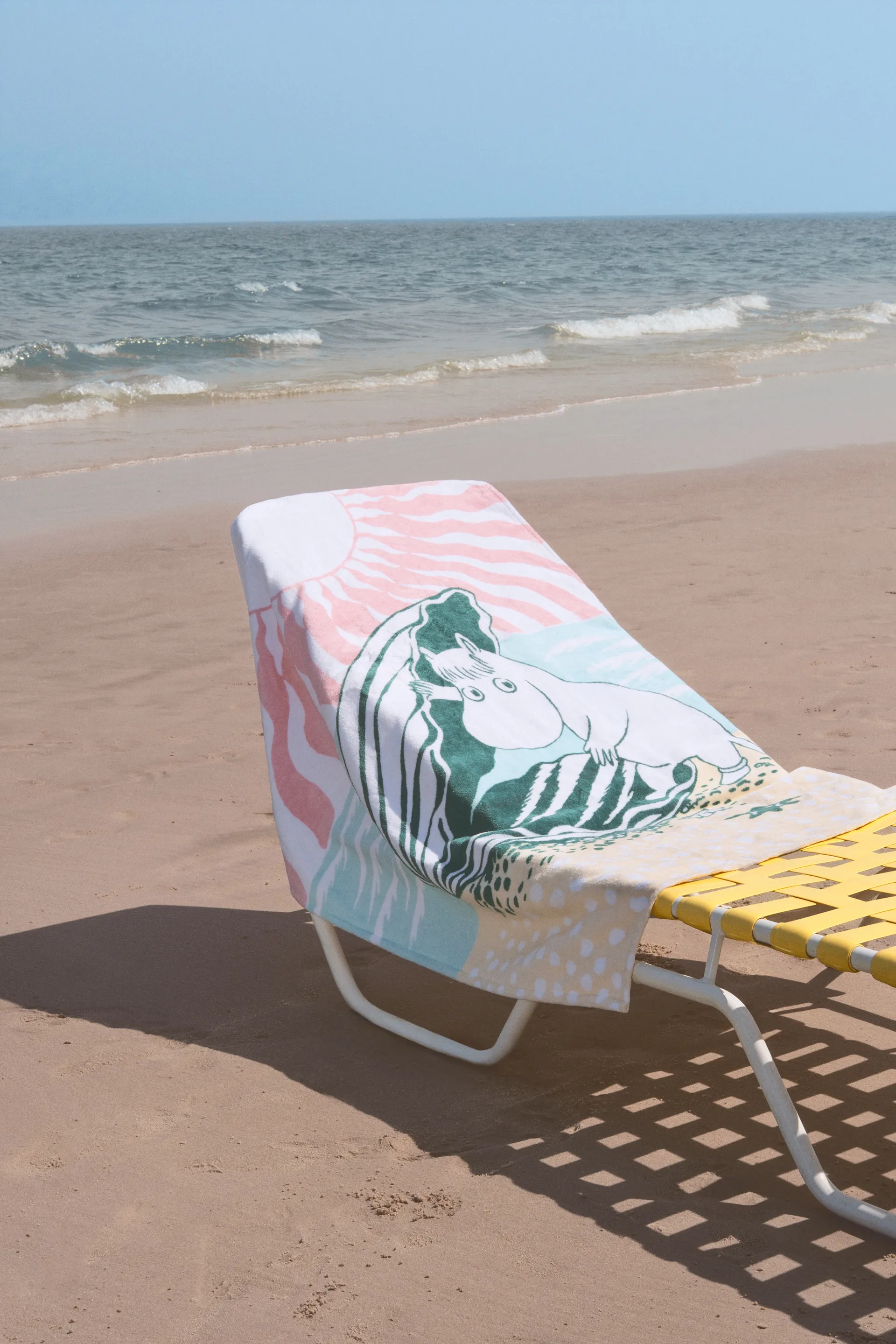 En dag på stranden Mumin strandhandduk, 93x150 cm Moomin Arabia