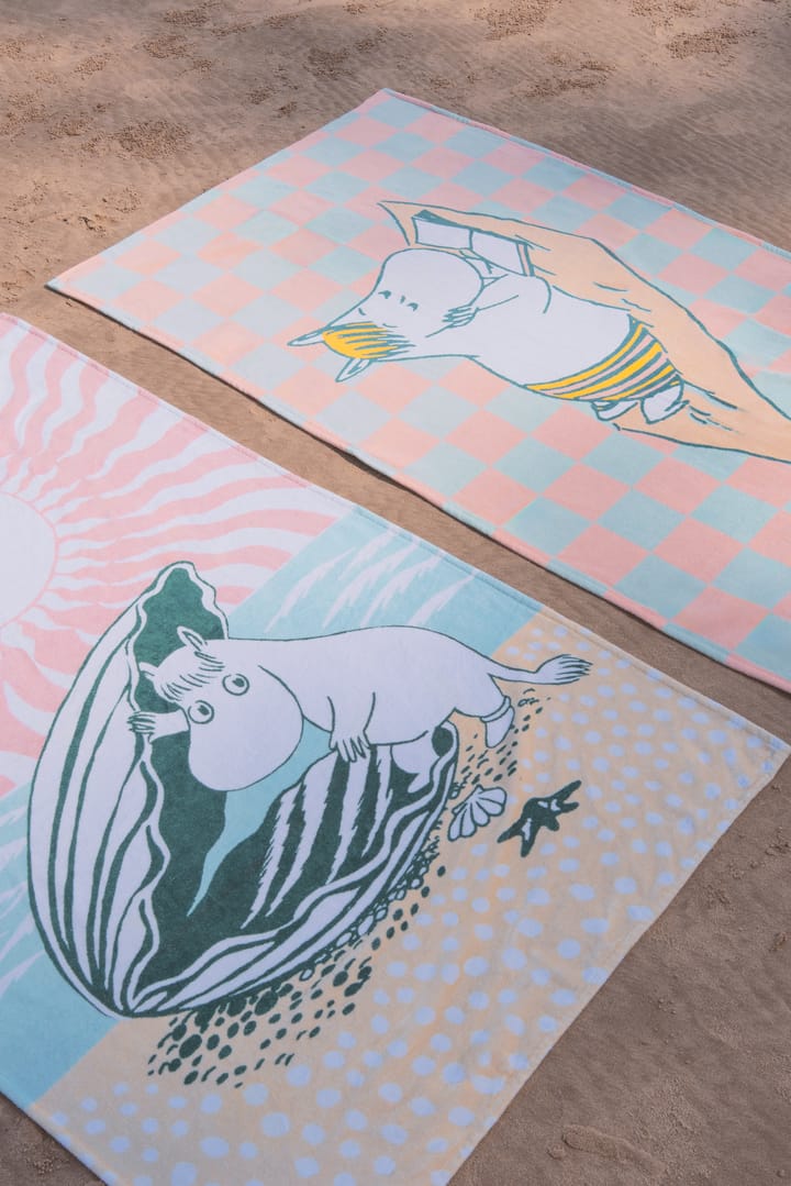 En dag på stranden Mumin strandhandduk, 93x150 cm Moomin Arabia