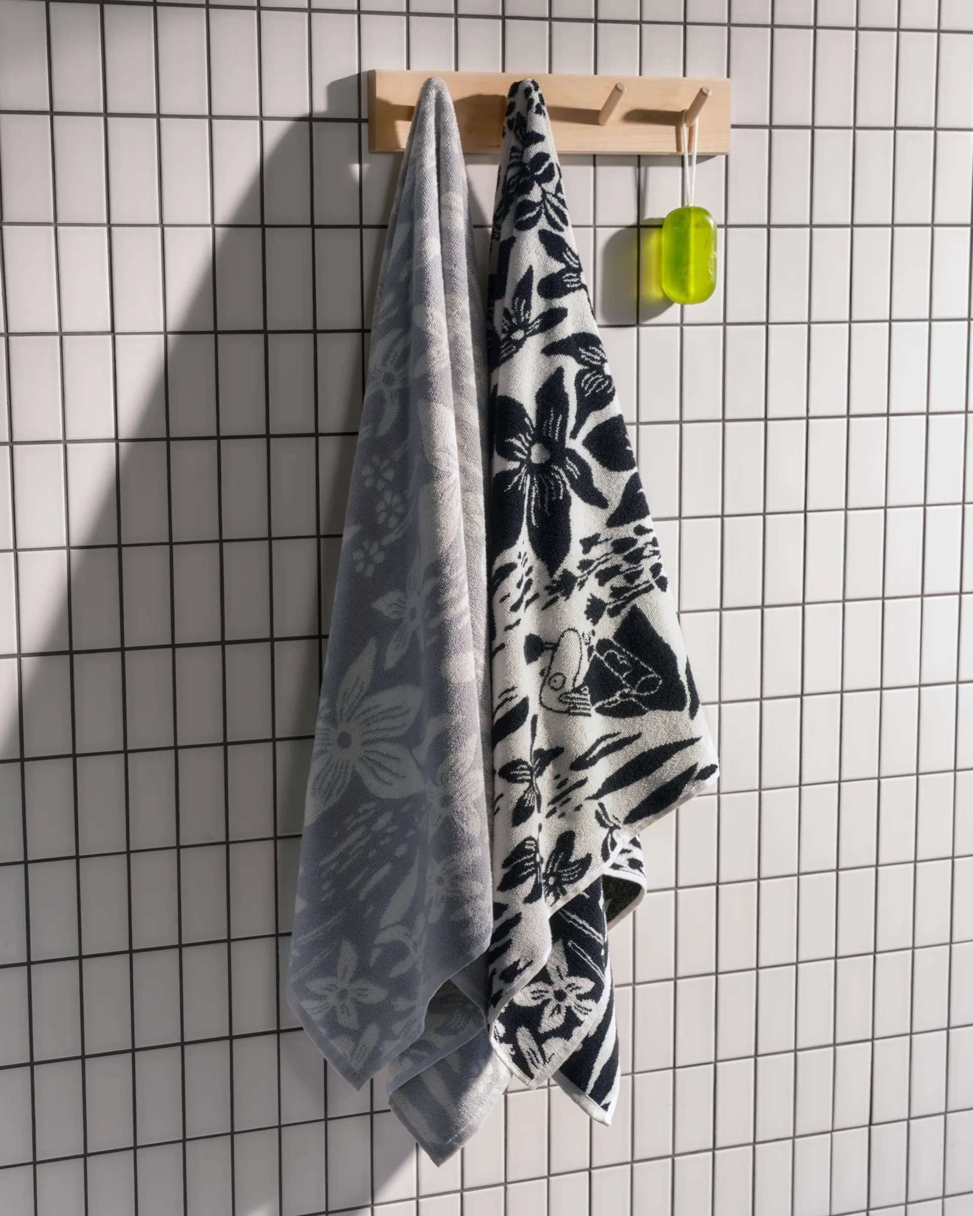 Mumin badhandduk 70x140 cm, Lilja grå Moomin Arabia