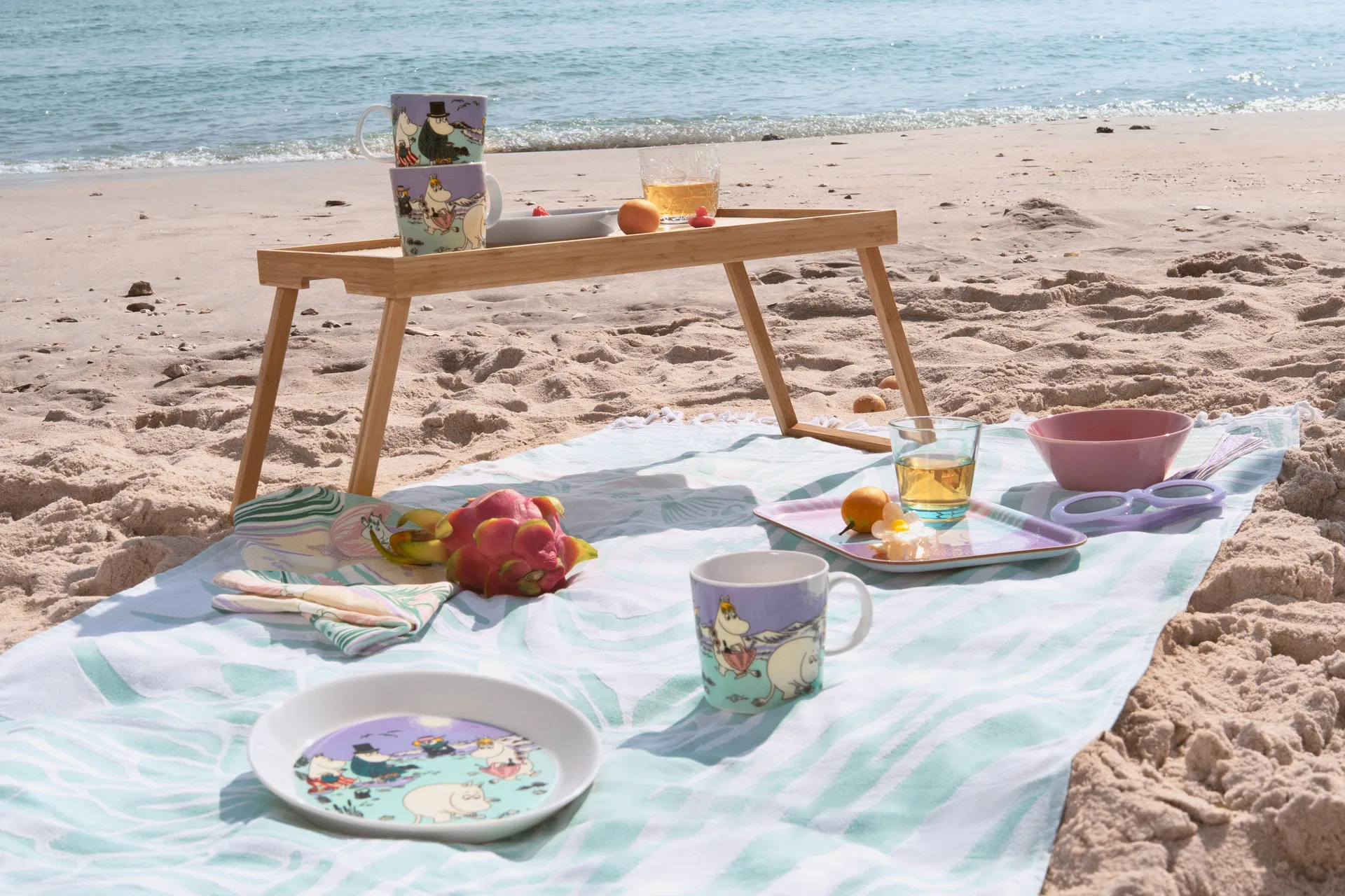 Mumintallrik 2025 En dag på stranden, Ø19,5 cm Moomin Arabia