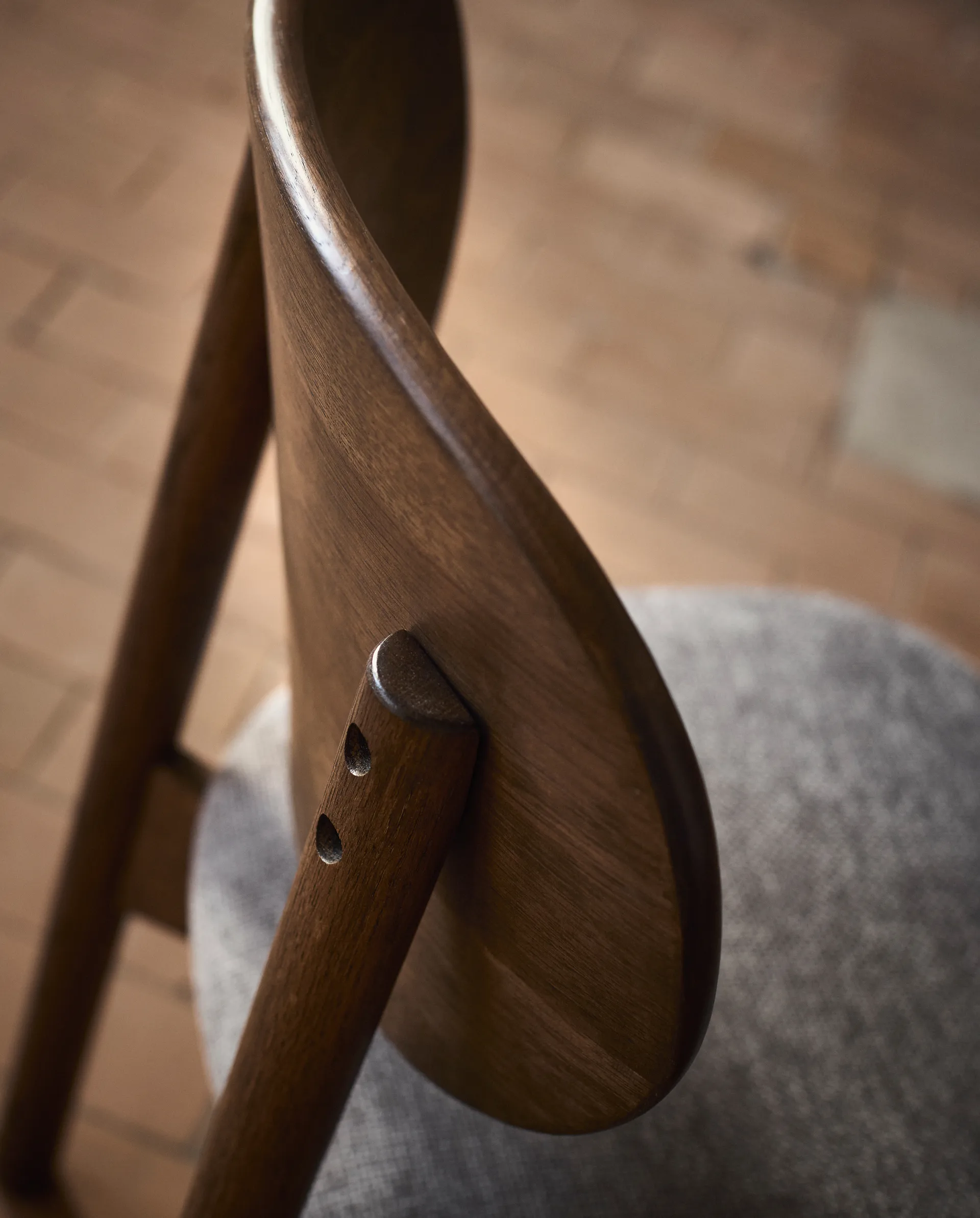 Oka stol, Mörkoljad ek, grey MUUBS