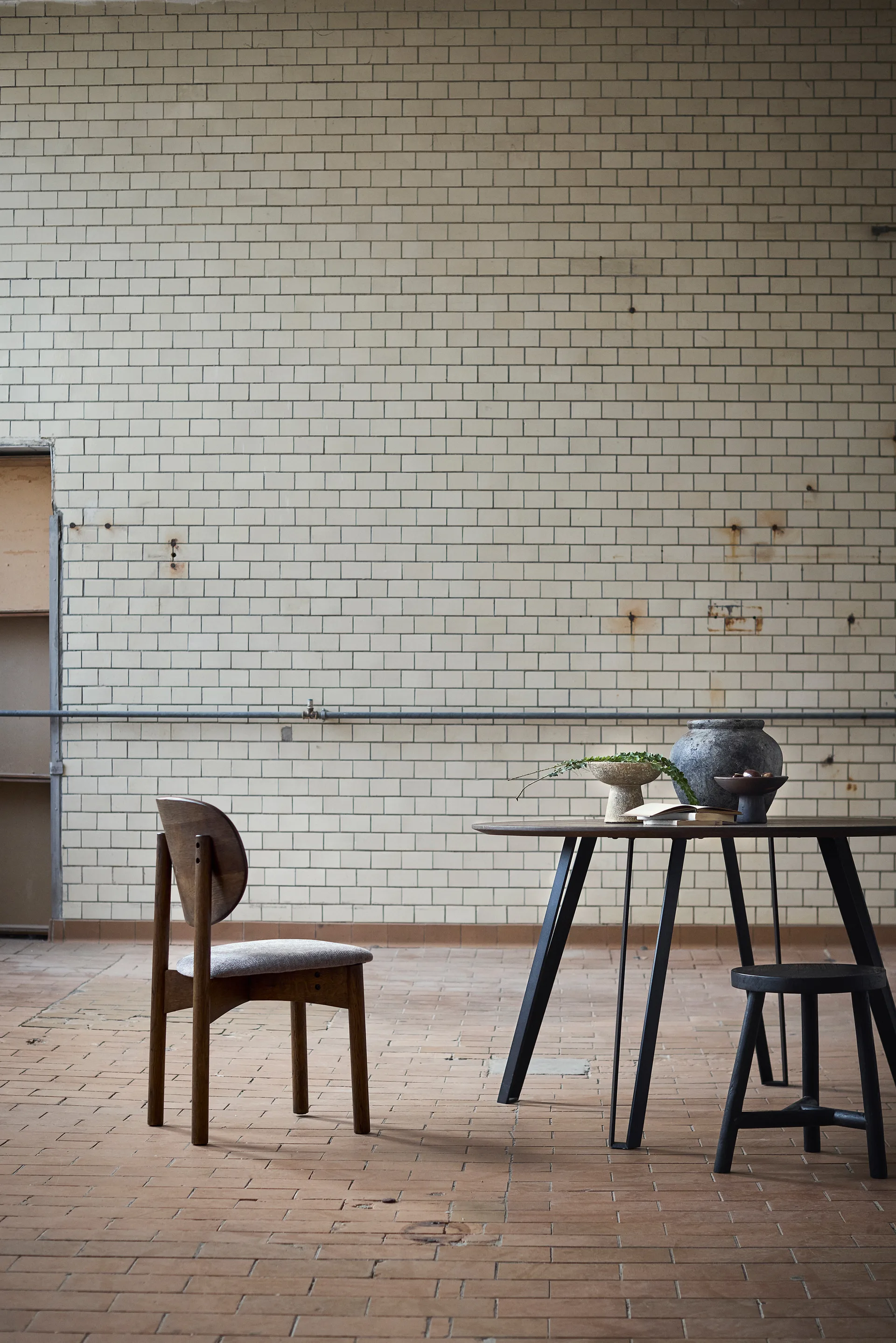 Oka stol, Mörkoljad ek, grey MUUBS