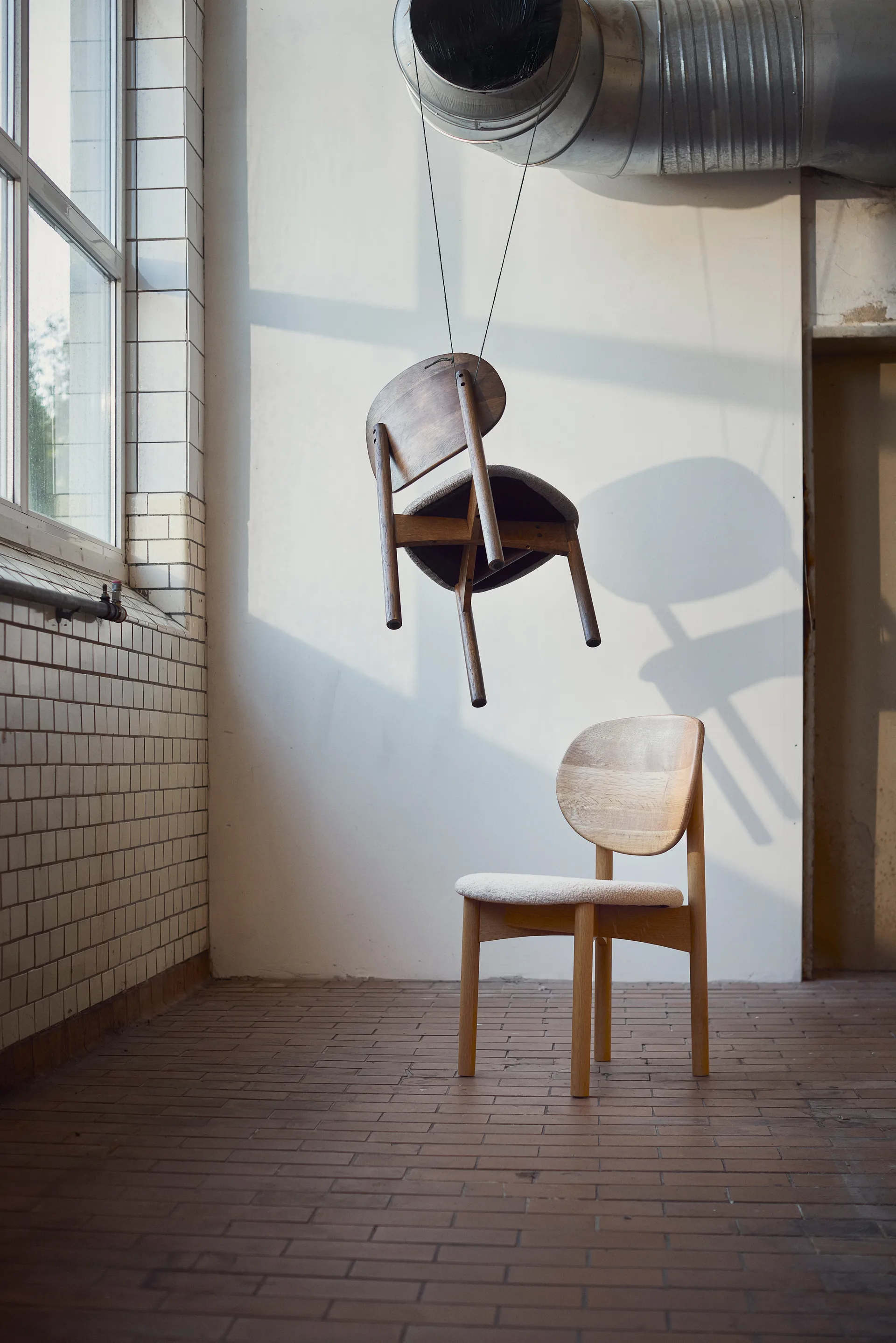 Oka stol, Mörkoljad ek, grey MUUBS