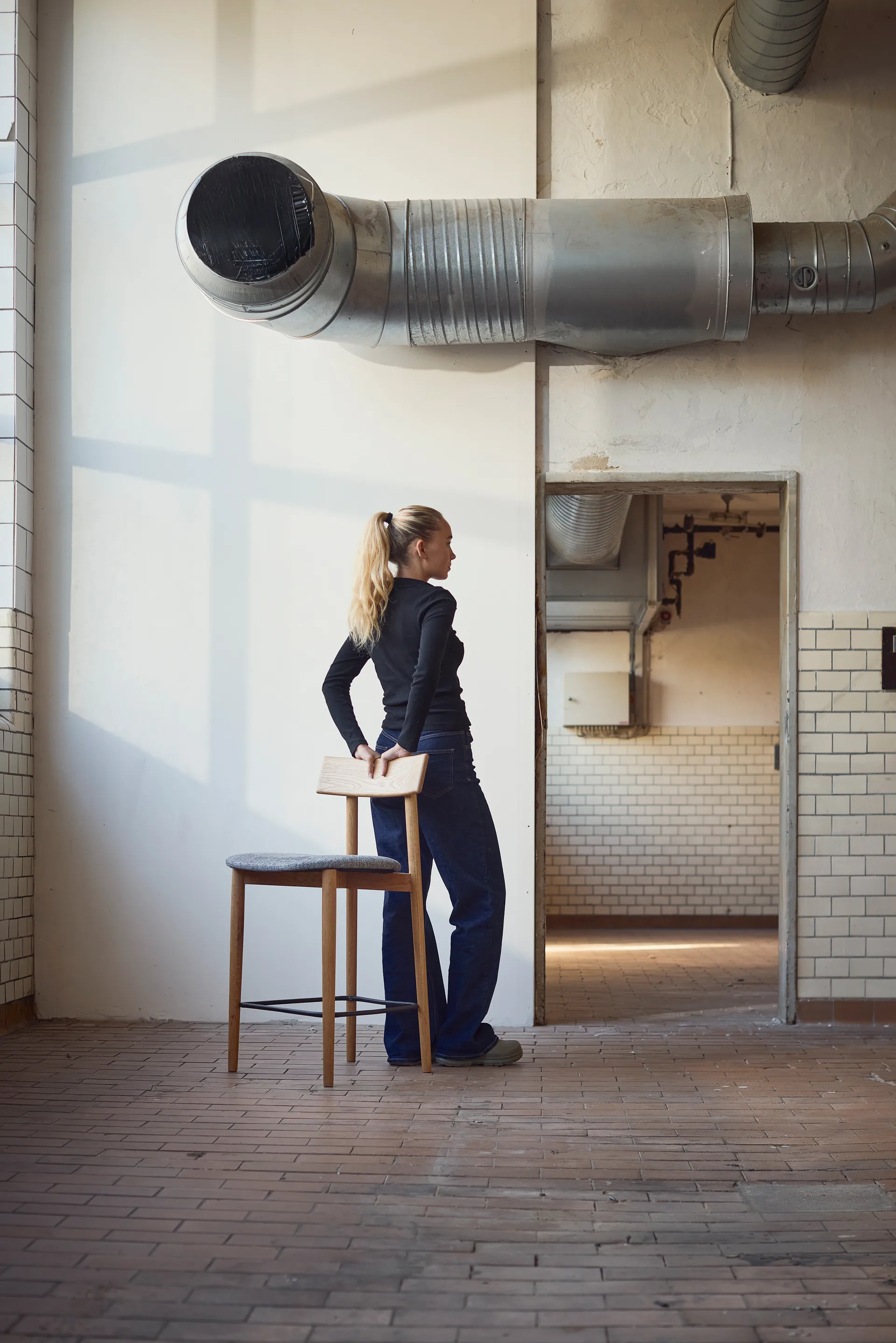 Tetra barstol, Betongfärgat tyg-naturoljad ek MUUBS