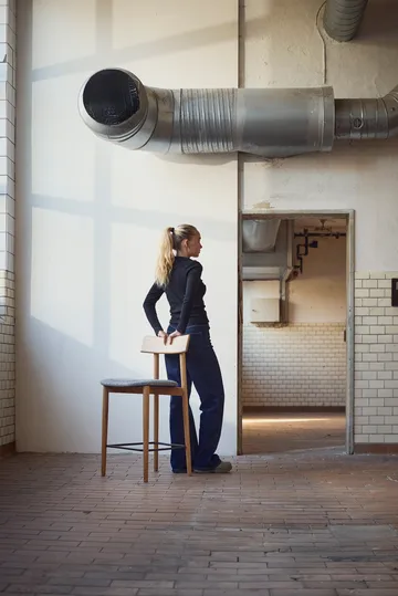 Tetra barstol - Betongfärgat tyg-naturoljad ek - MUUBS