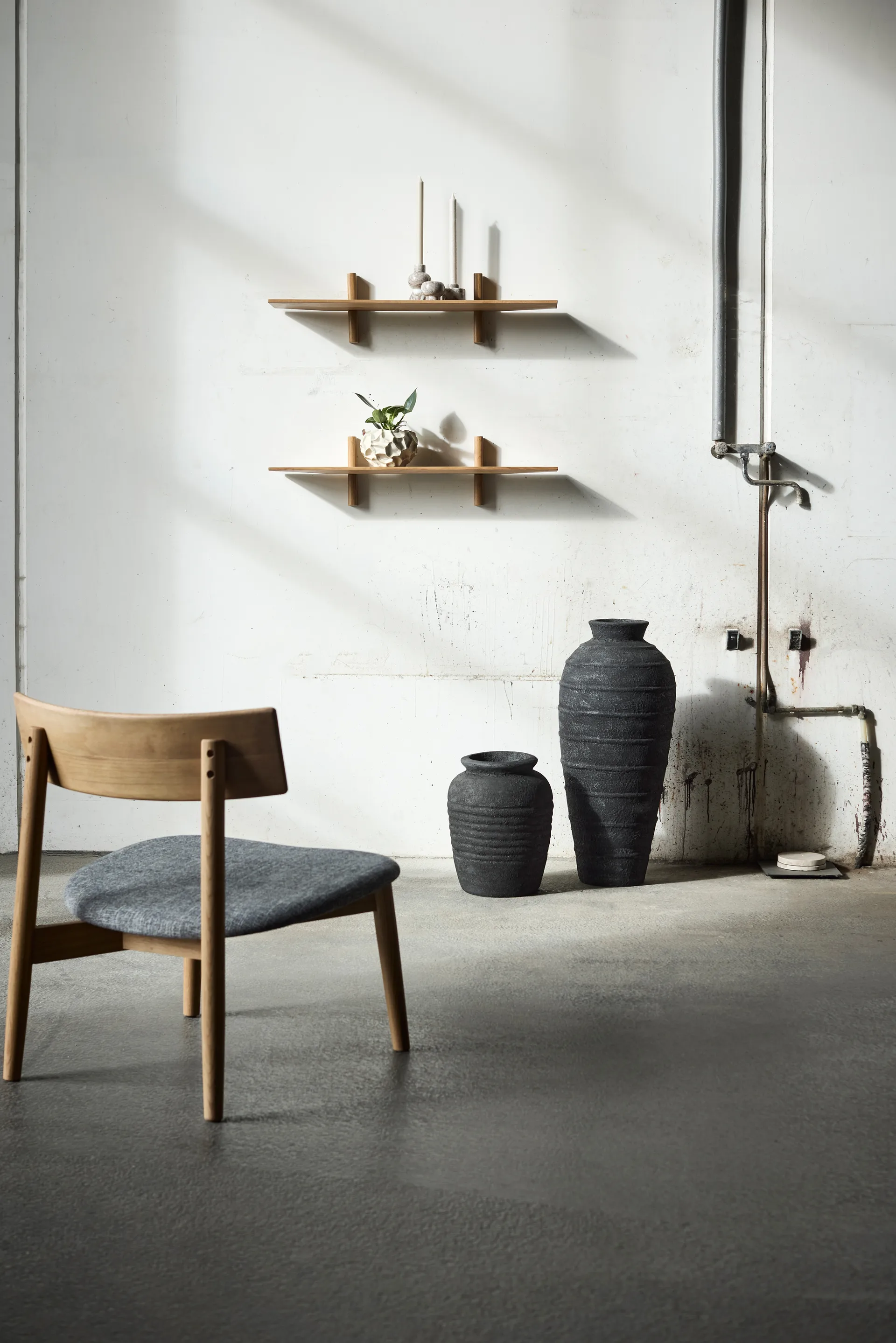 Tetra lounge chair, Betongfärgat tyg-naturoljad ek MUUBS