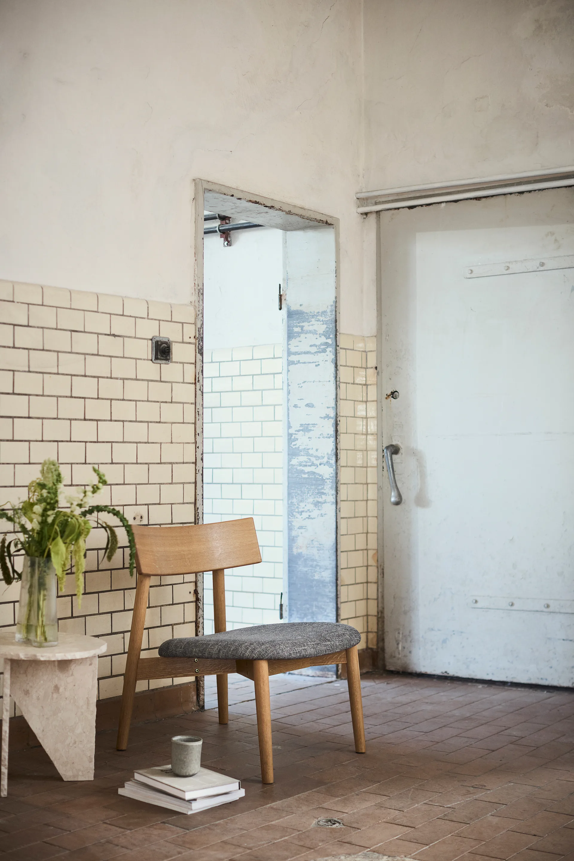 Tetra lounge chair, Betongfärgat tyg-naturoljad ek MUUBS