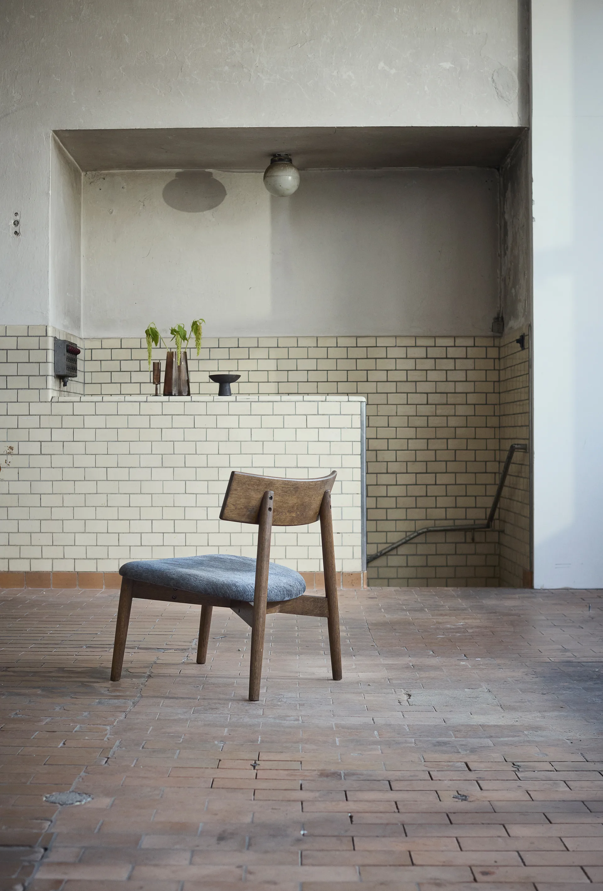 Tetra lounge chair, Granitfärgat tyg-mörkoljad ek MUUBS