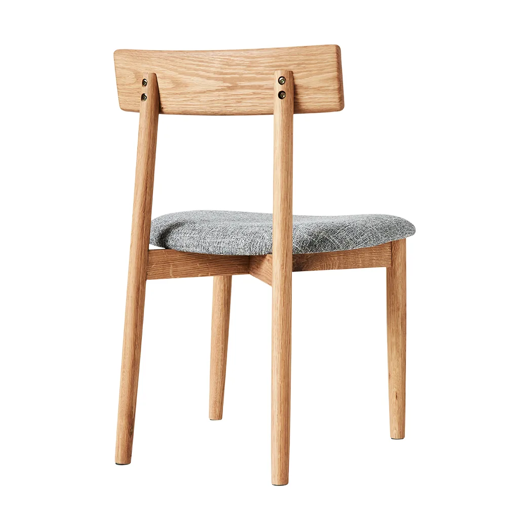 Tetra stol med klädd sits, Betongfärgat tyg-naturoljad ek MUUBS