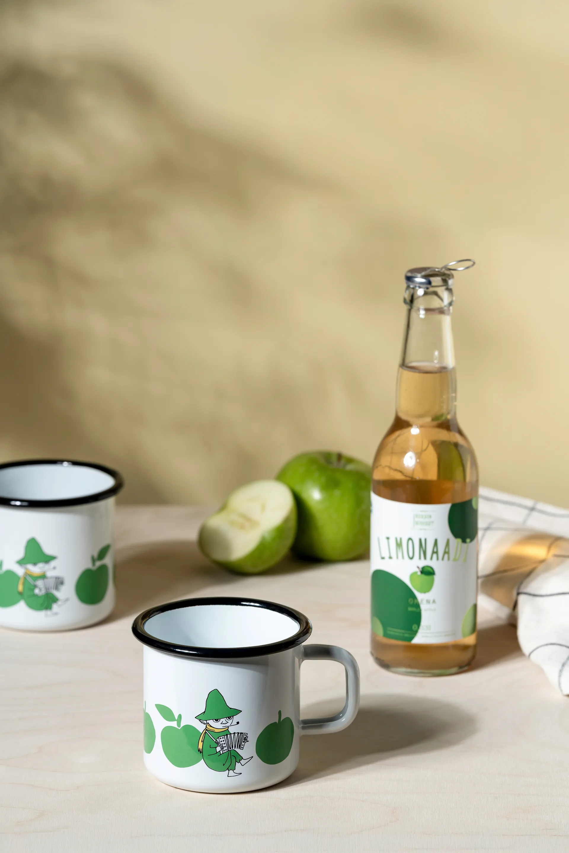 Mumin emaljmugg 37 cl, Joyfull Apples Muurla