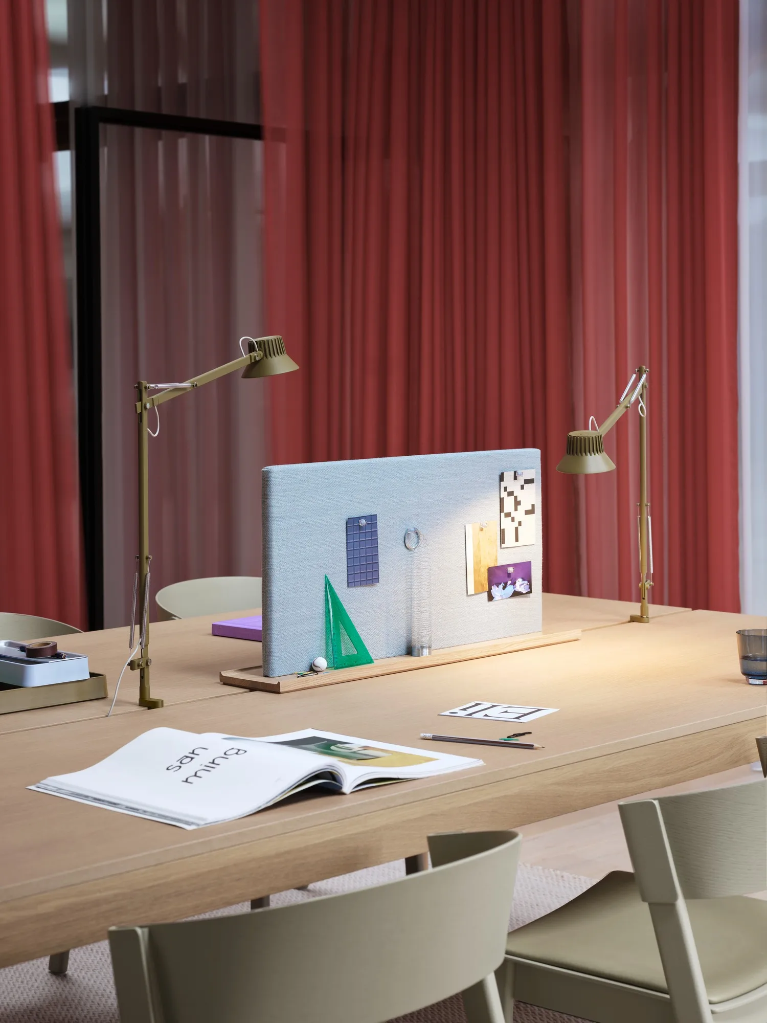 Dedicate L2 bordslampa med klämma, Brown Green Muuto