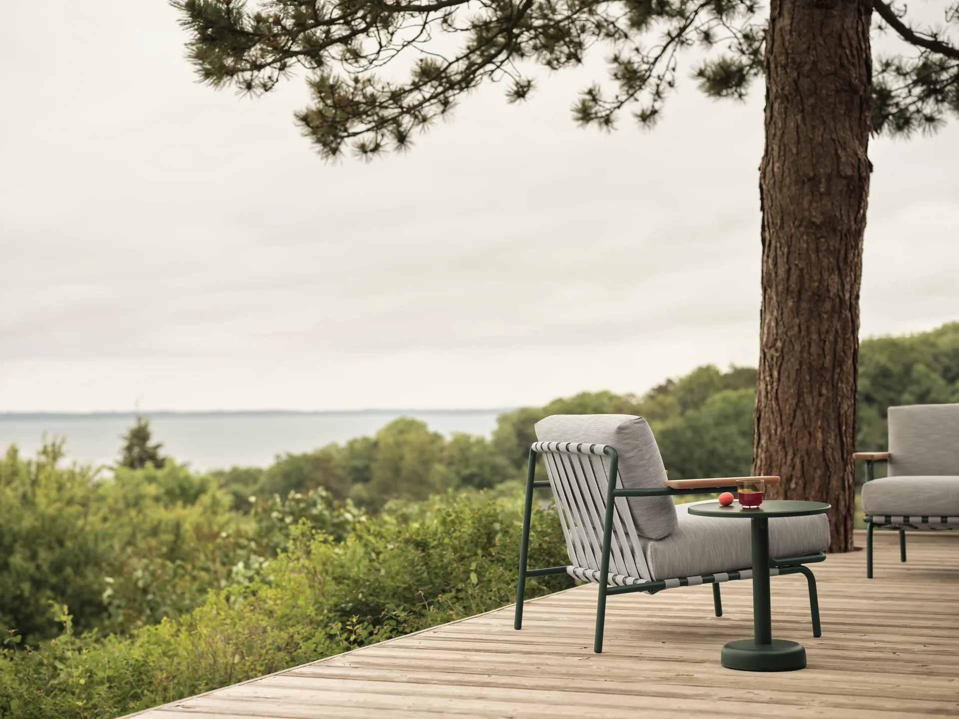 Linear Steel soffbord, Dark green, Ø42x47 cm Muuto