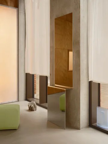 Pleat väggspegel - Polerat stål, 227x57 cm - Muuto