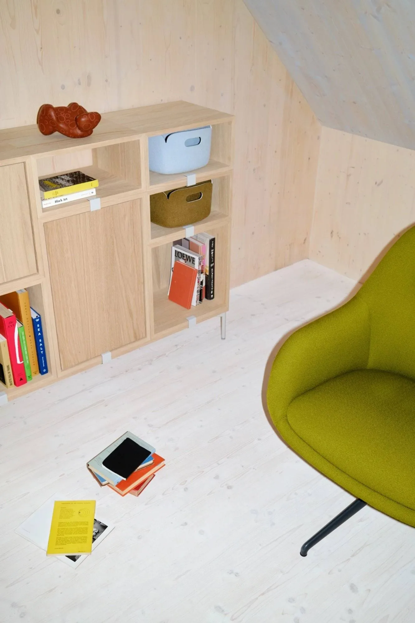 Stacked förvaringssystem med ryggskiva medium, Oak Muuto