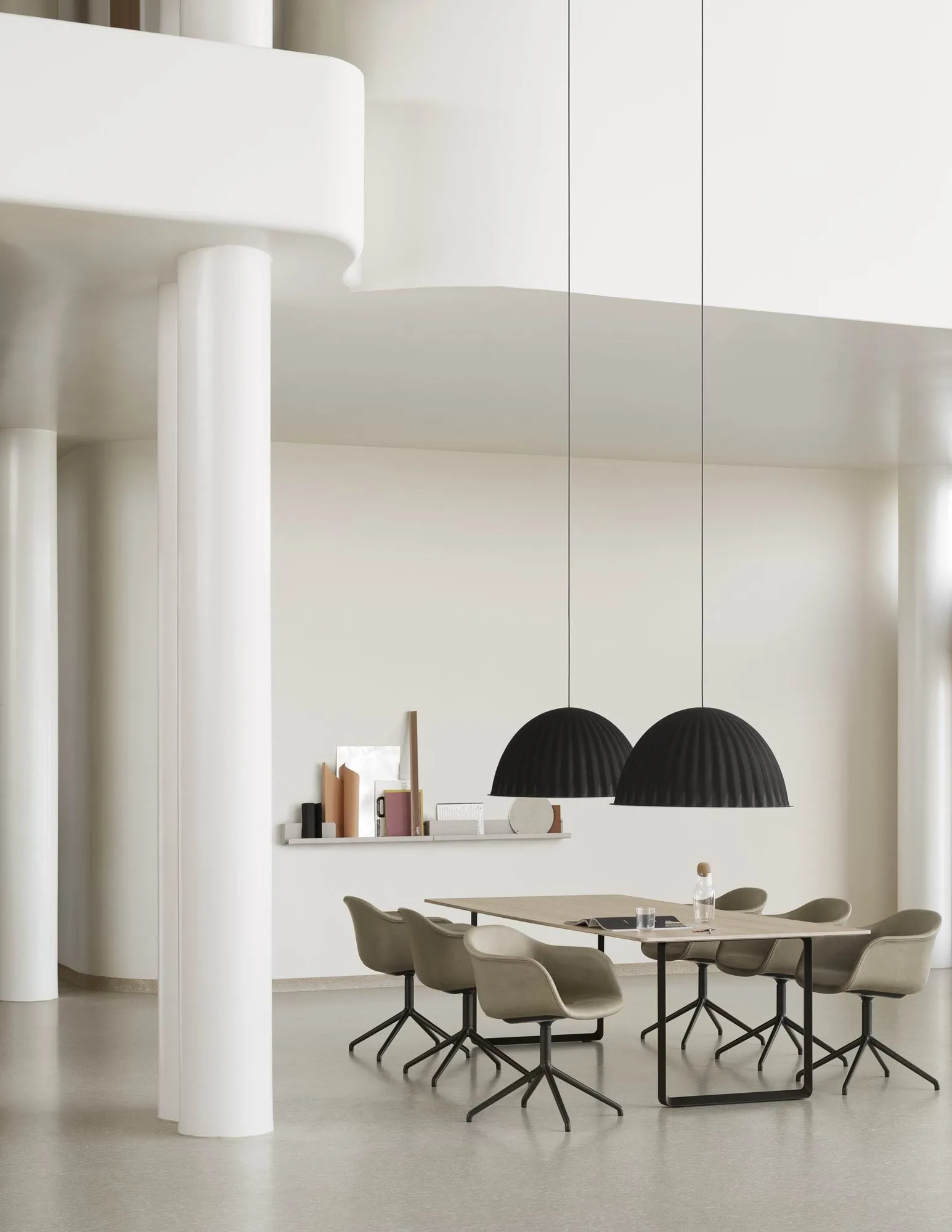 Under the bell taklampa Ø82 cm, Blue grey Muuto