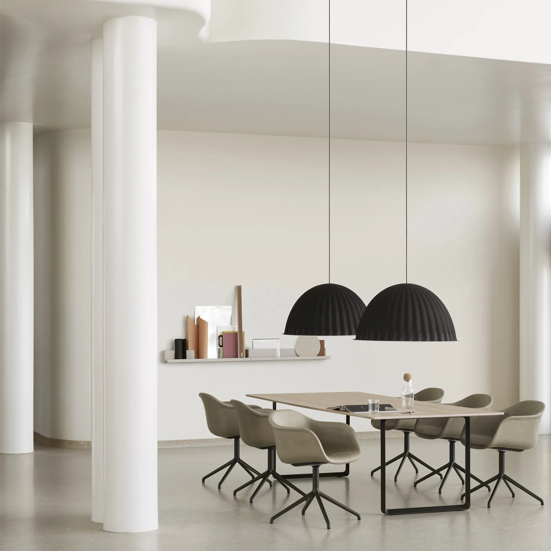 Under the bell taklampa Ø82 cm, svart Muuto