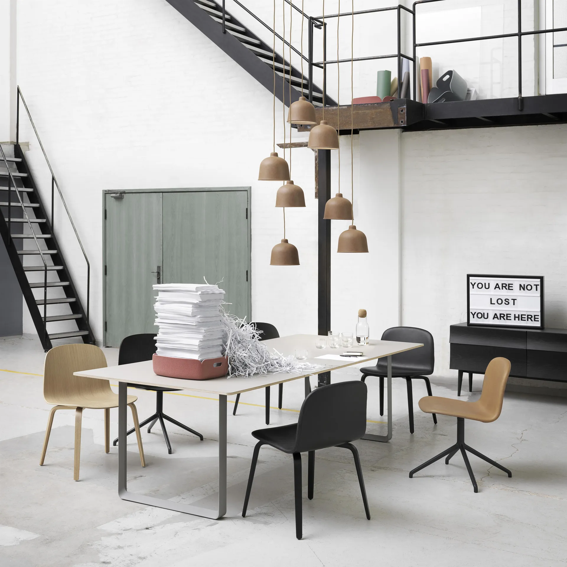 Visu stol träbas, Black Muuto