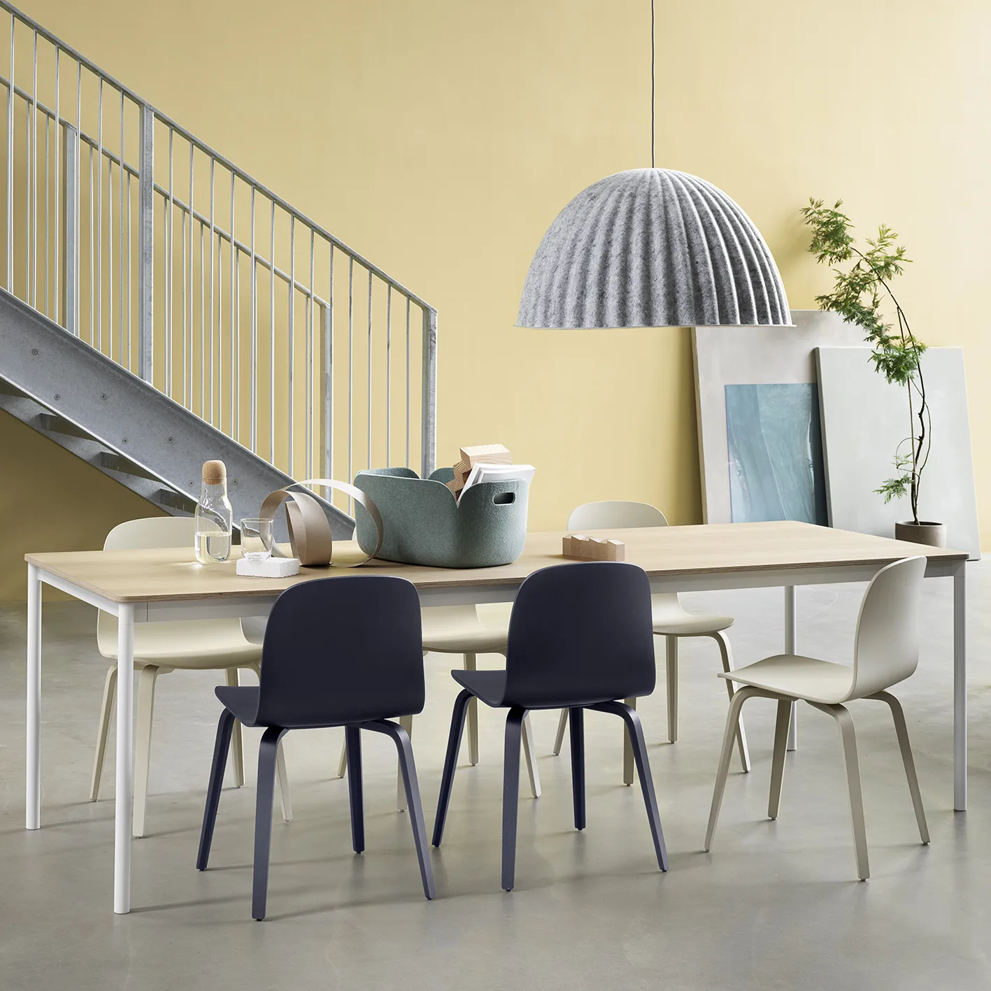 Visu stol träbas, Midnight blue Muuto
