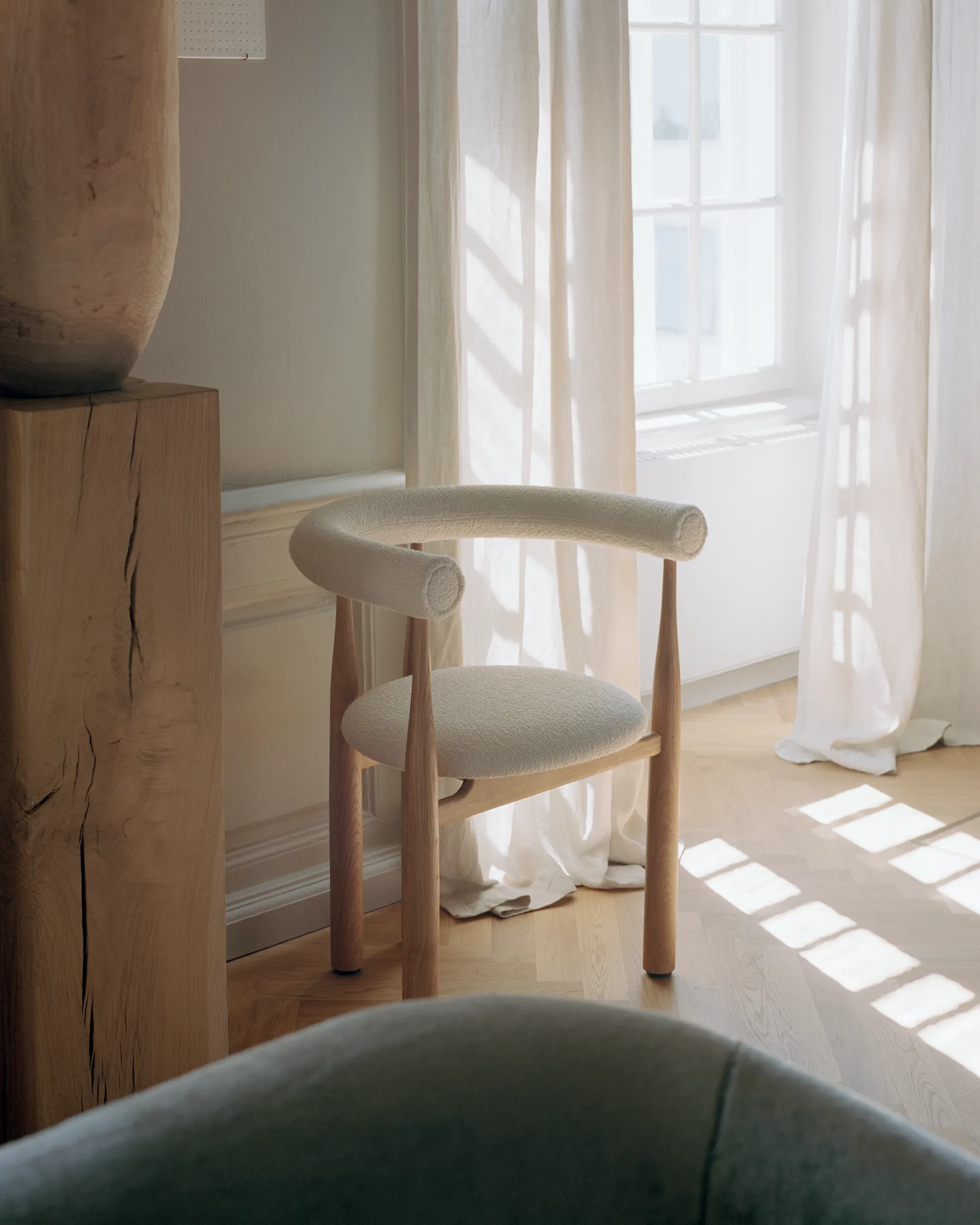 Bukowski karmstol klädd, Oak, Barnum Lana New Works