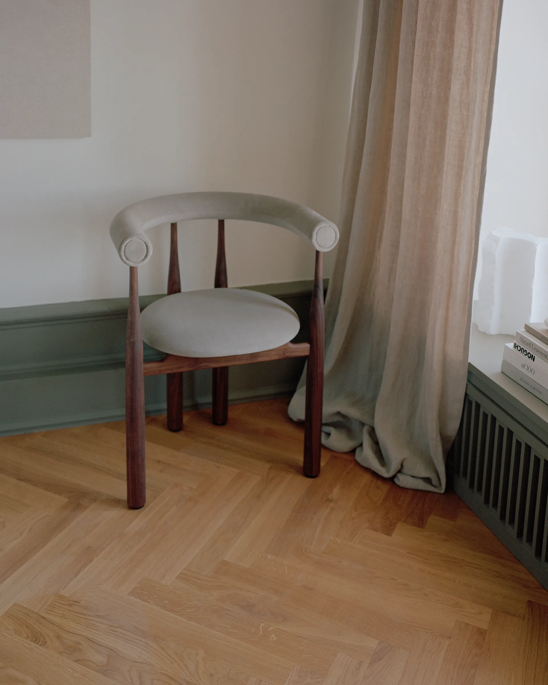 Bukowski karmstol klädd, Walnut, Megan 26 Beige New Works