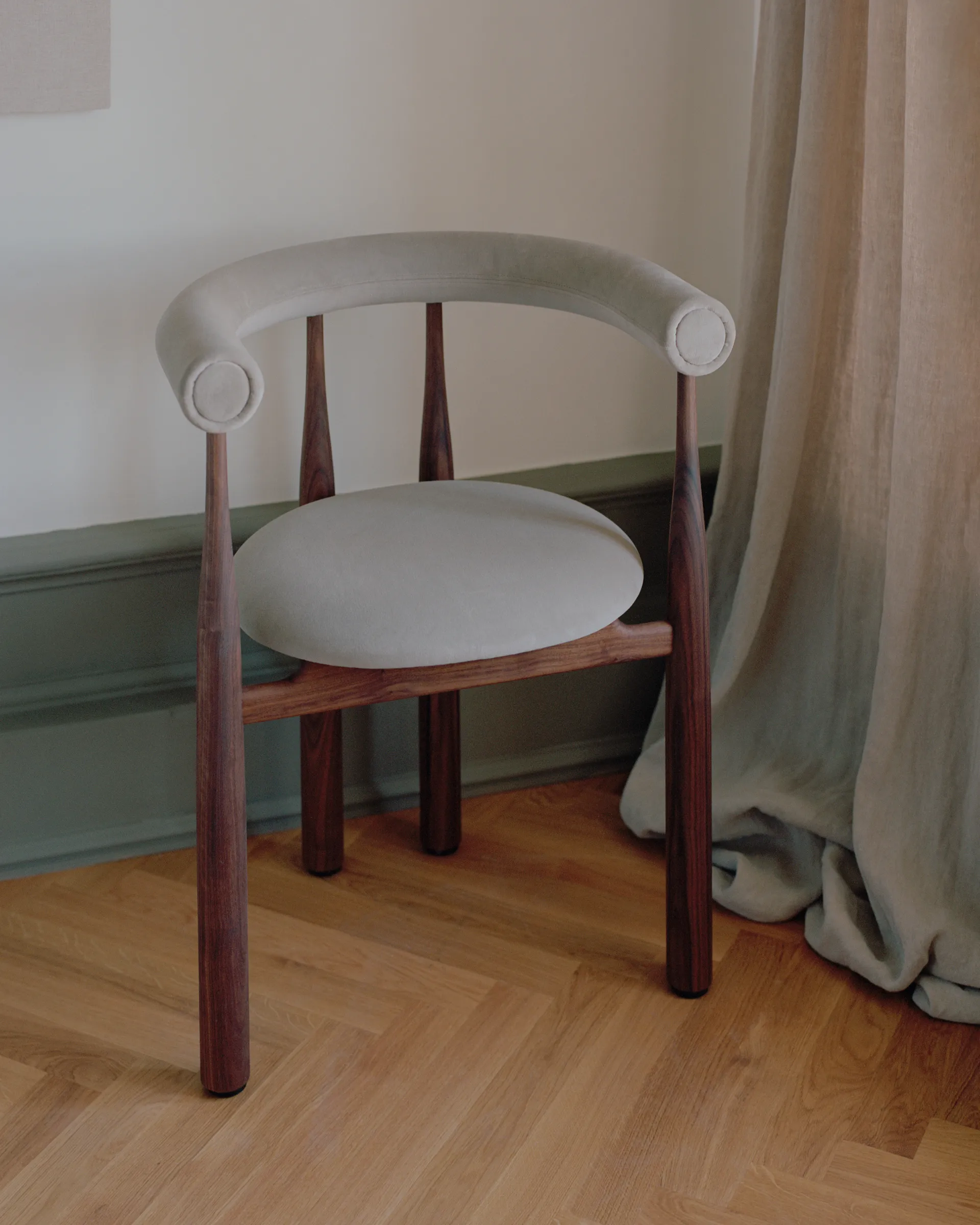 Bukowski karmstol klädd, Walnut, Megan 26 Beige New Works