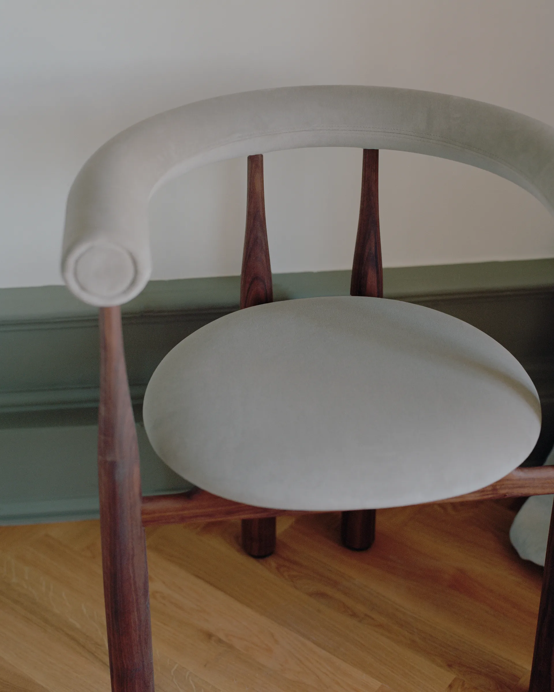 Bukowski karmstol klädd, Walnut, Megan 26 Beige New Works