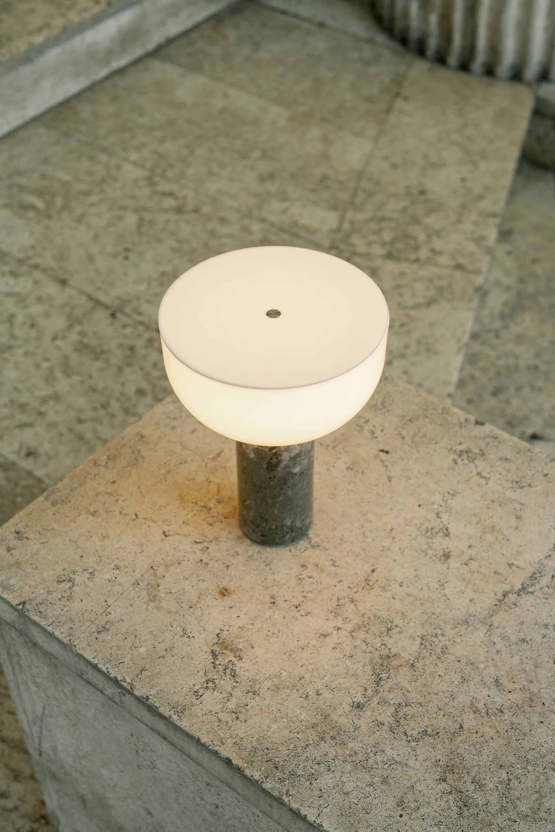Kizu portable bordslampa, Gris du marais New Works