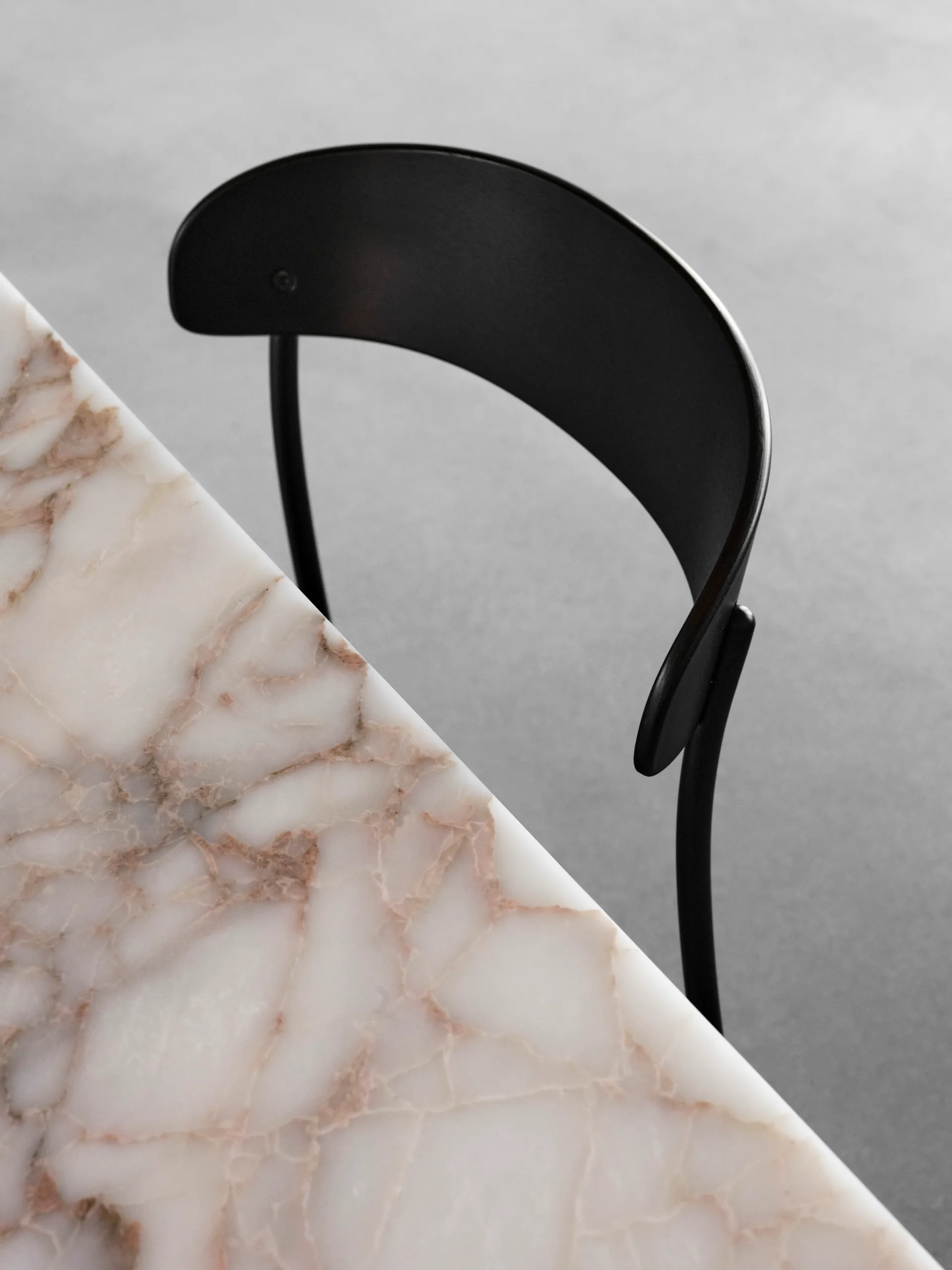 Missing stol, Svart ask New Works