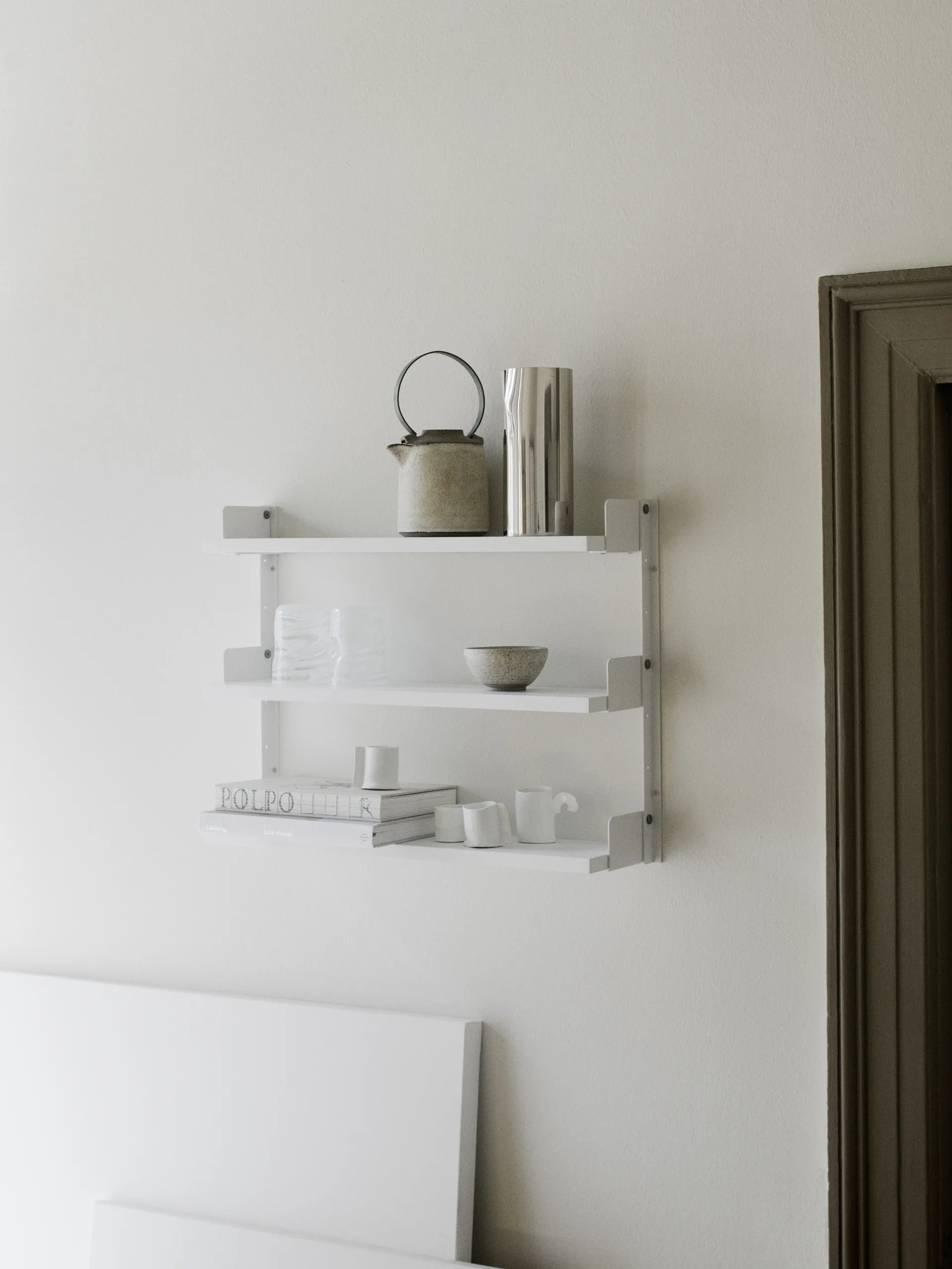 New Works Tea Shelf vägghängd hylla 46x62,5 cm, Vit New Works