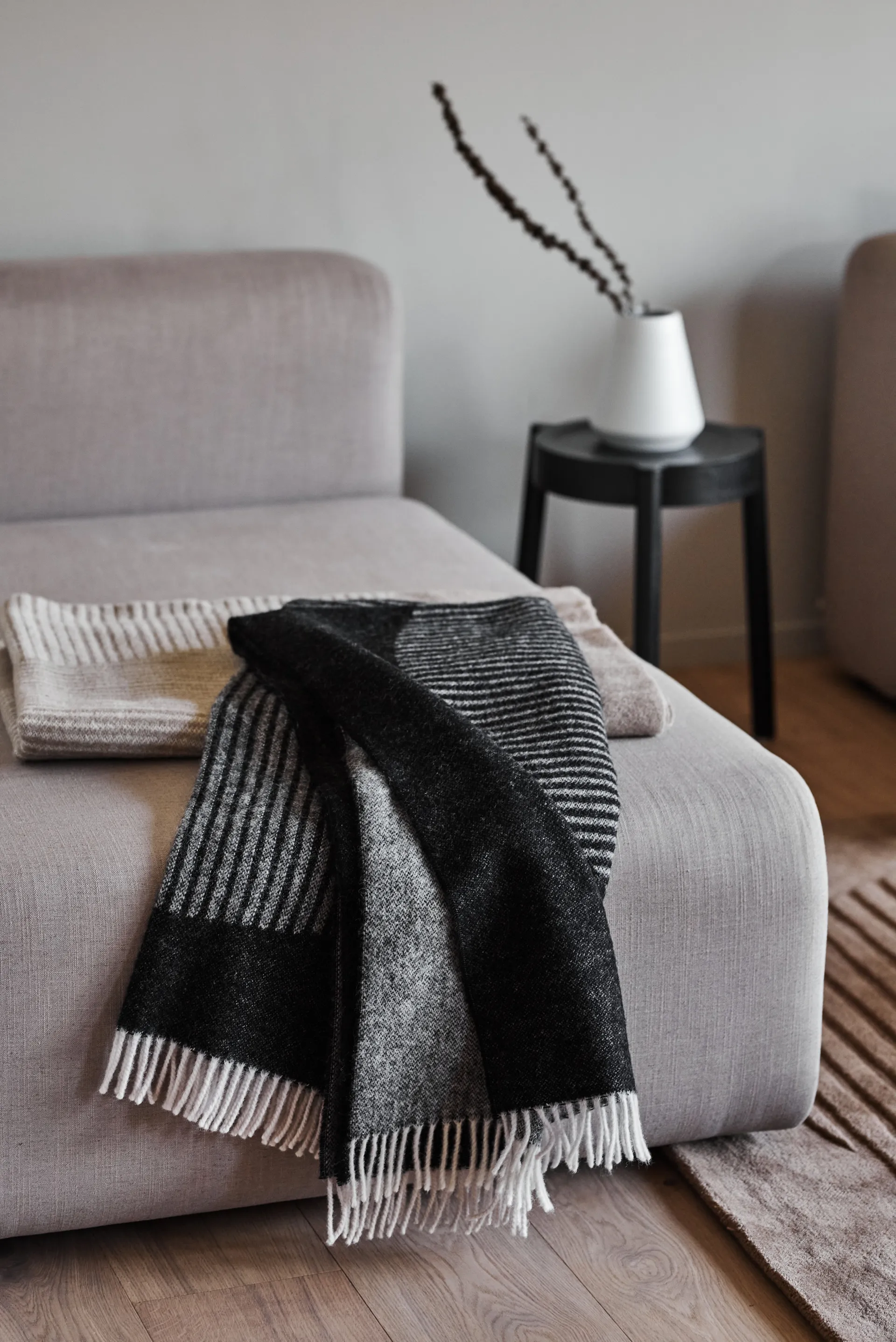 Circles ullpläd 130x185 cm, Svart NJRD