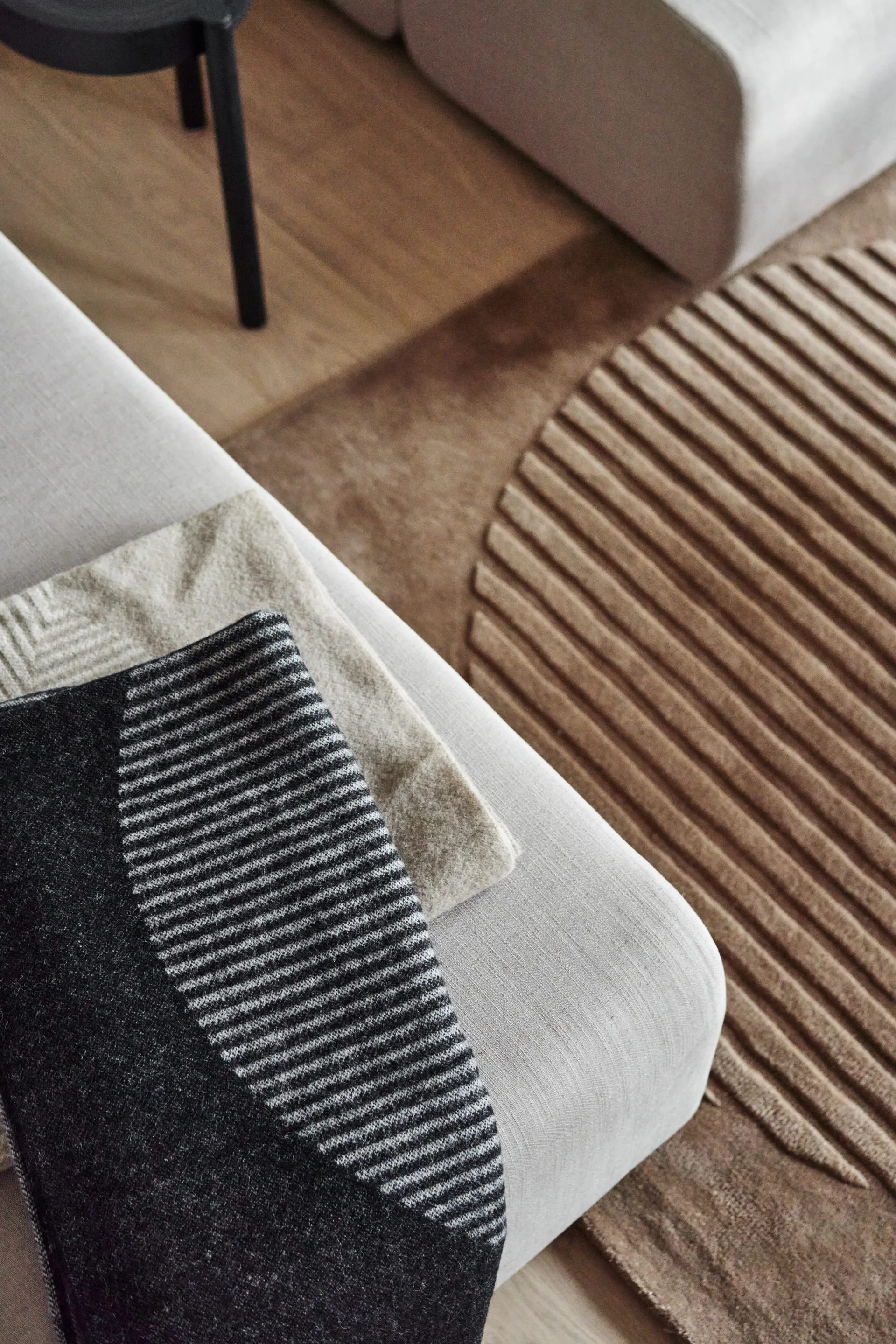 Circles ullpläd 130x185 cm, Svart NJRD