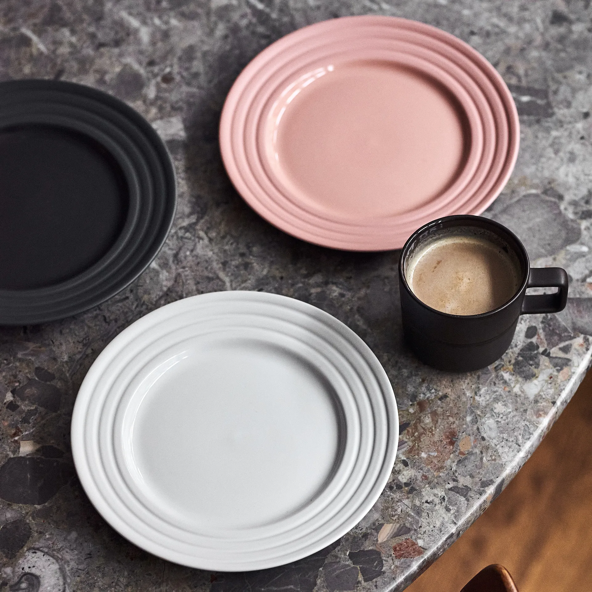 Lines assiett Ø21 cm, Mörkgrå NJRD