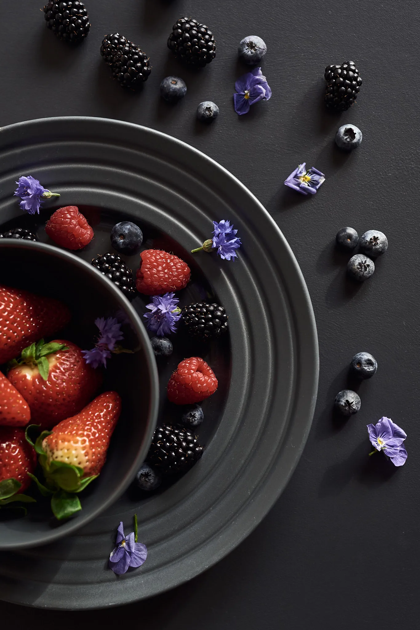 Lines tallrik Ø27 cm, Mörkgrå NJRD