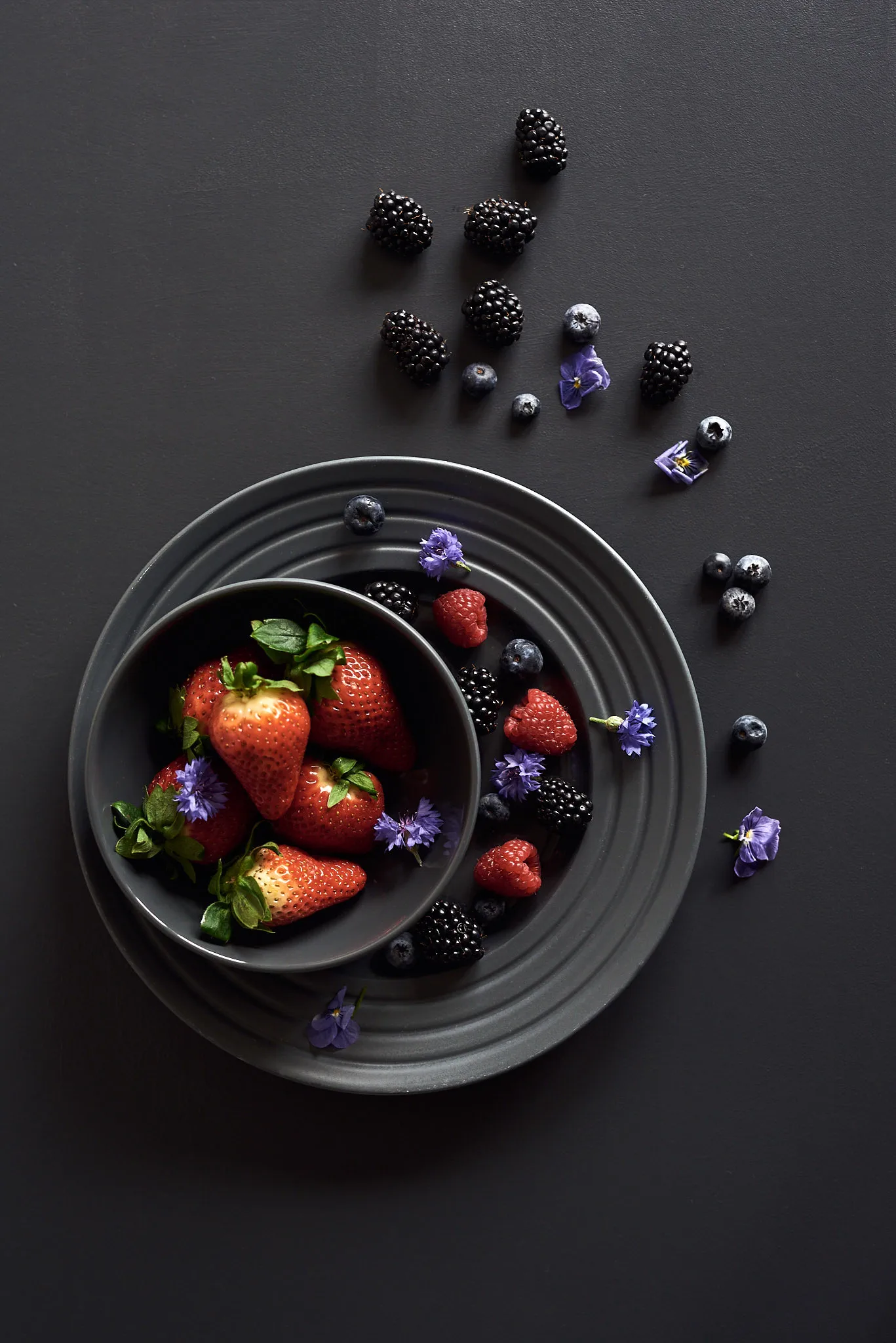 Lines tallrik Ø27 cm, Mörkgrå NJRD