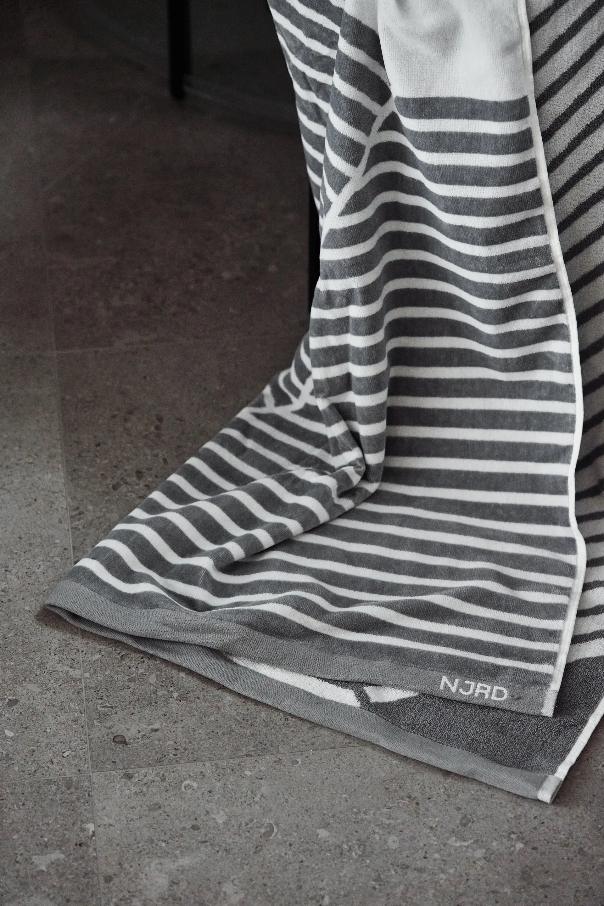 Stripes badhandduk 100x150 cm, Grå NJRD