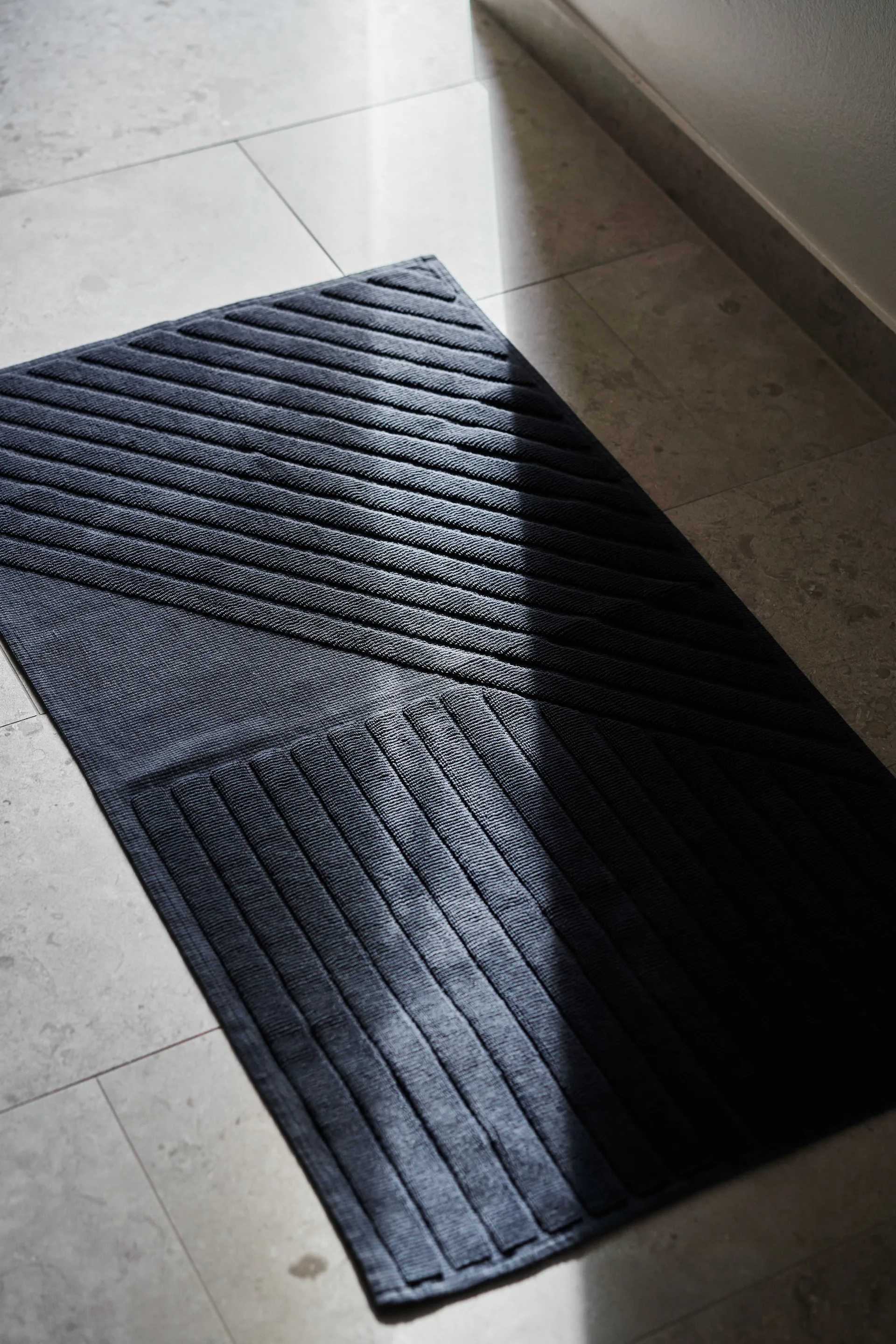 Stripes badrumsmatta 50x90 cm, Blå NJRD