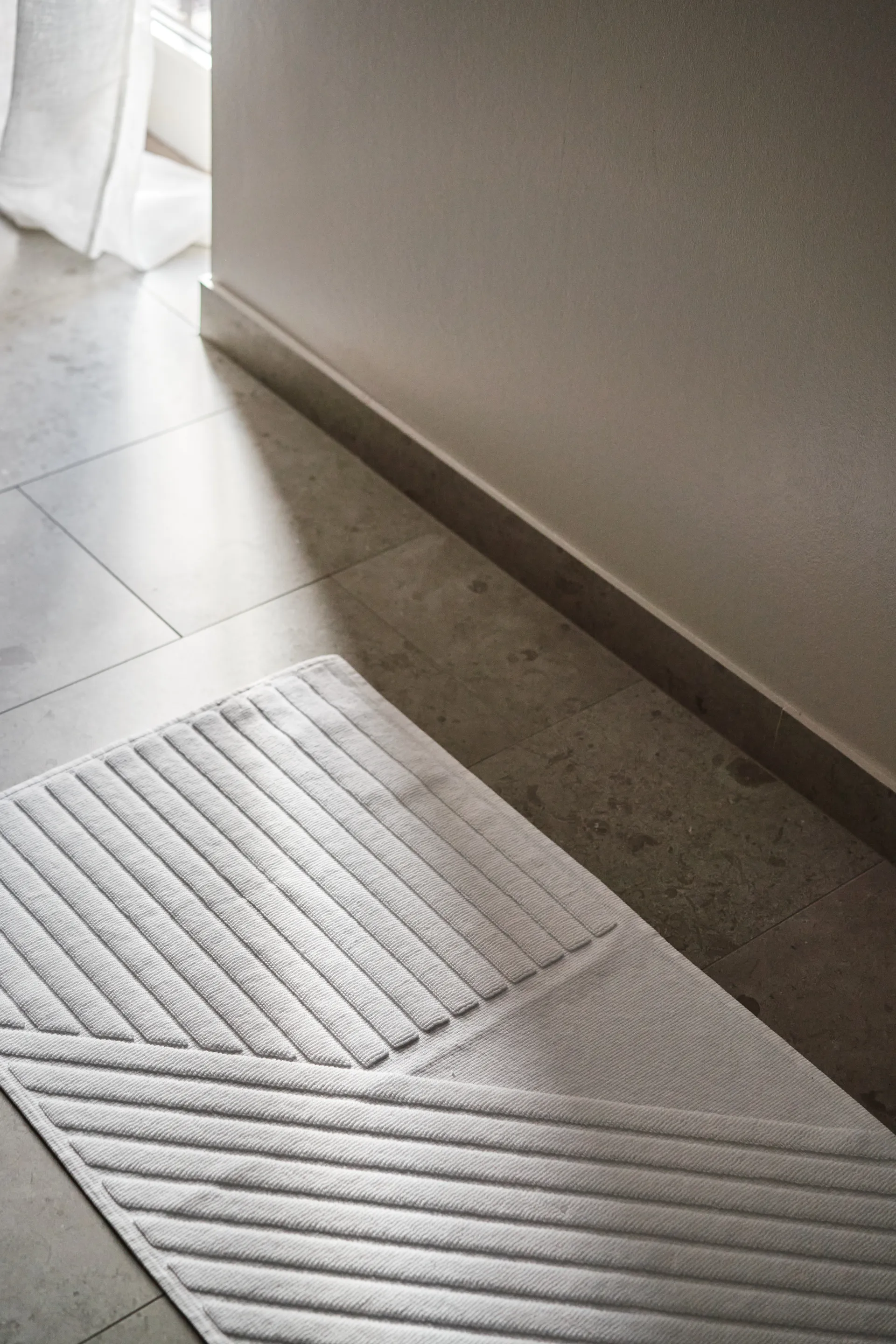 Stripes badrumsmatta 50x90 cm, Vit NJRD