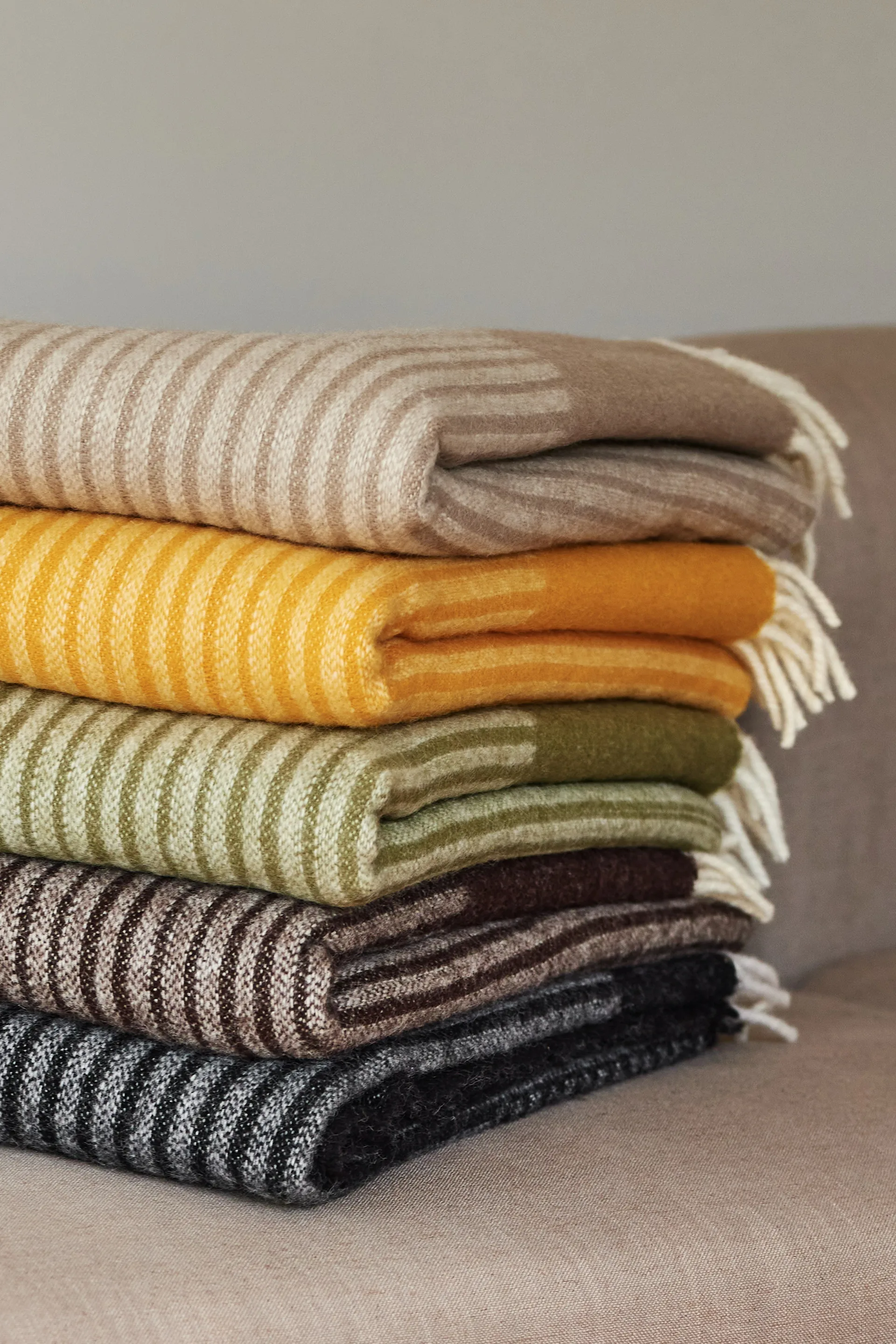 Stripes ullpläd 130x185 cm, Svart NJRD