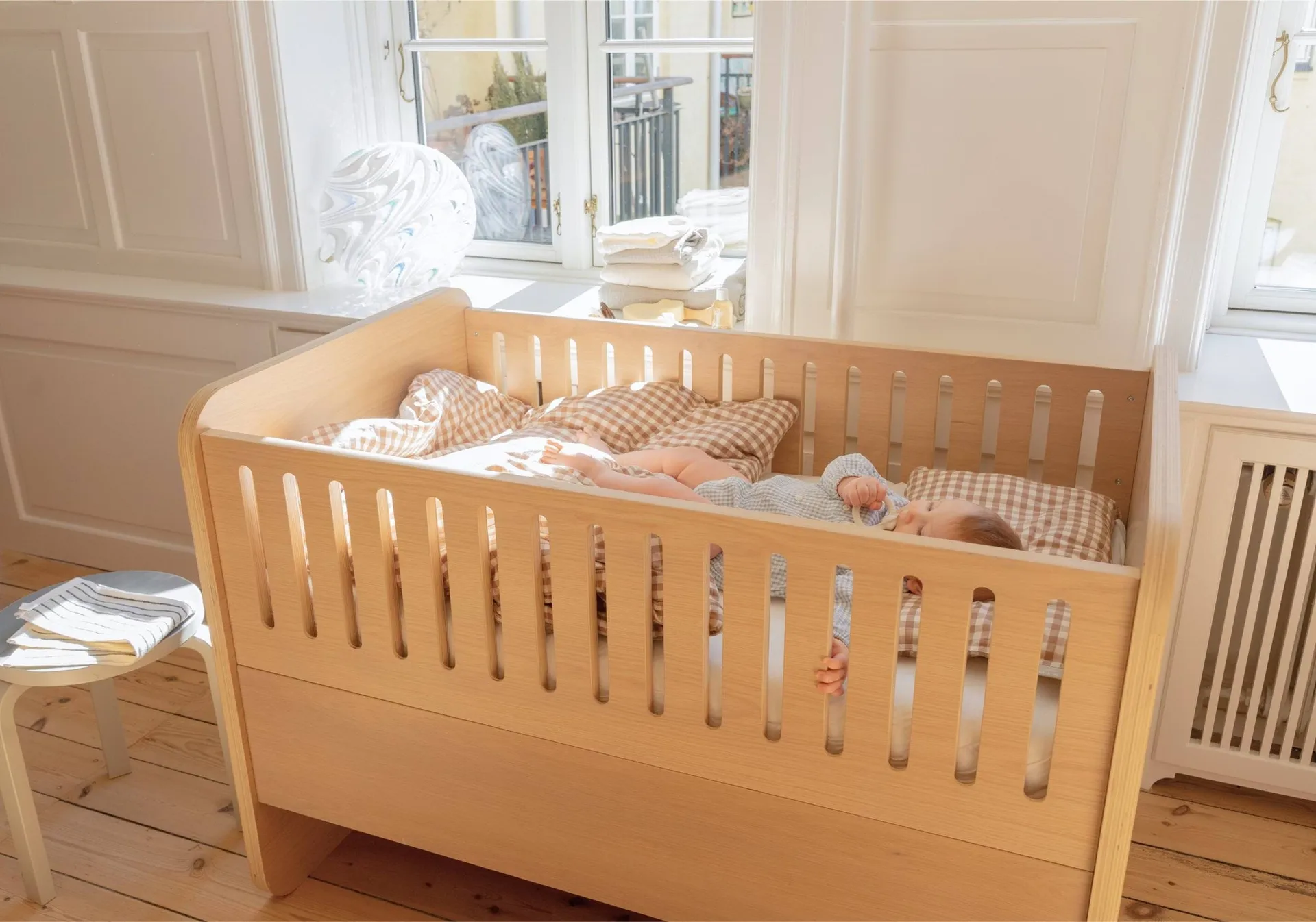 Form baby & juniorsäng 166x77,5x87 cm, Ek Nofred