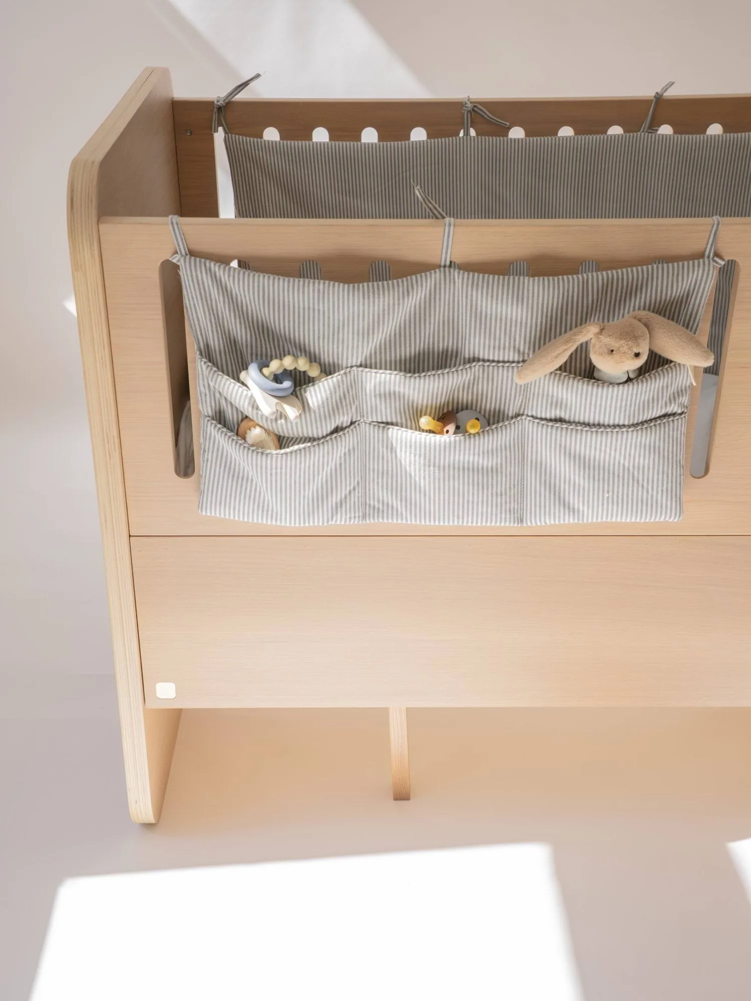 Form baby & juniorsäng 166x77,5x87 cm, Ek Nofred
